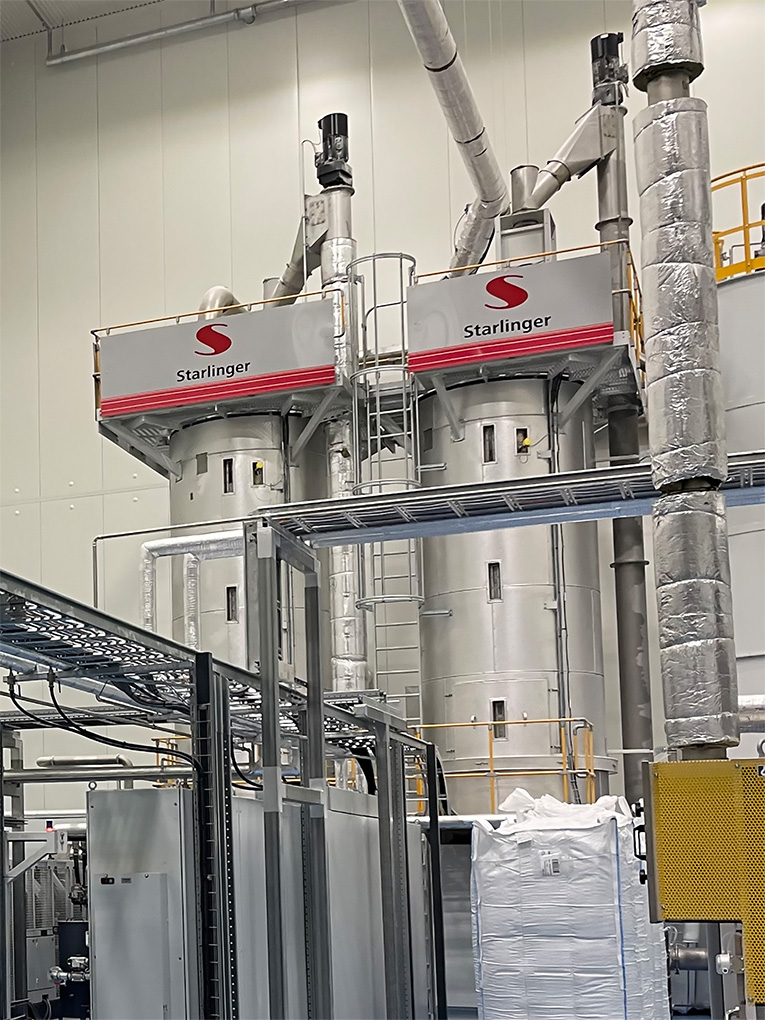 Die Vakuumbehandlung in den Viscostar SSP-Reaktoren für die IV-Erhöhung und Dekontaminierung macht das recycelte PET tauglich für Verpackungen mit Lebensmittelkontakt. Bild: CPA