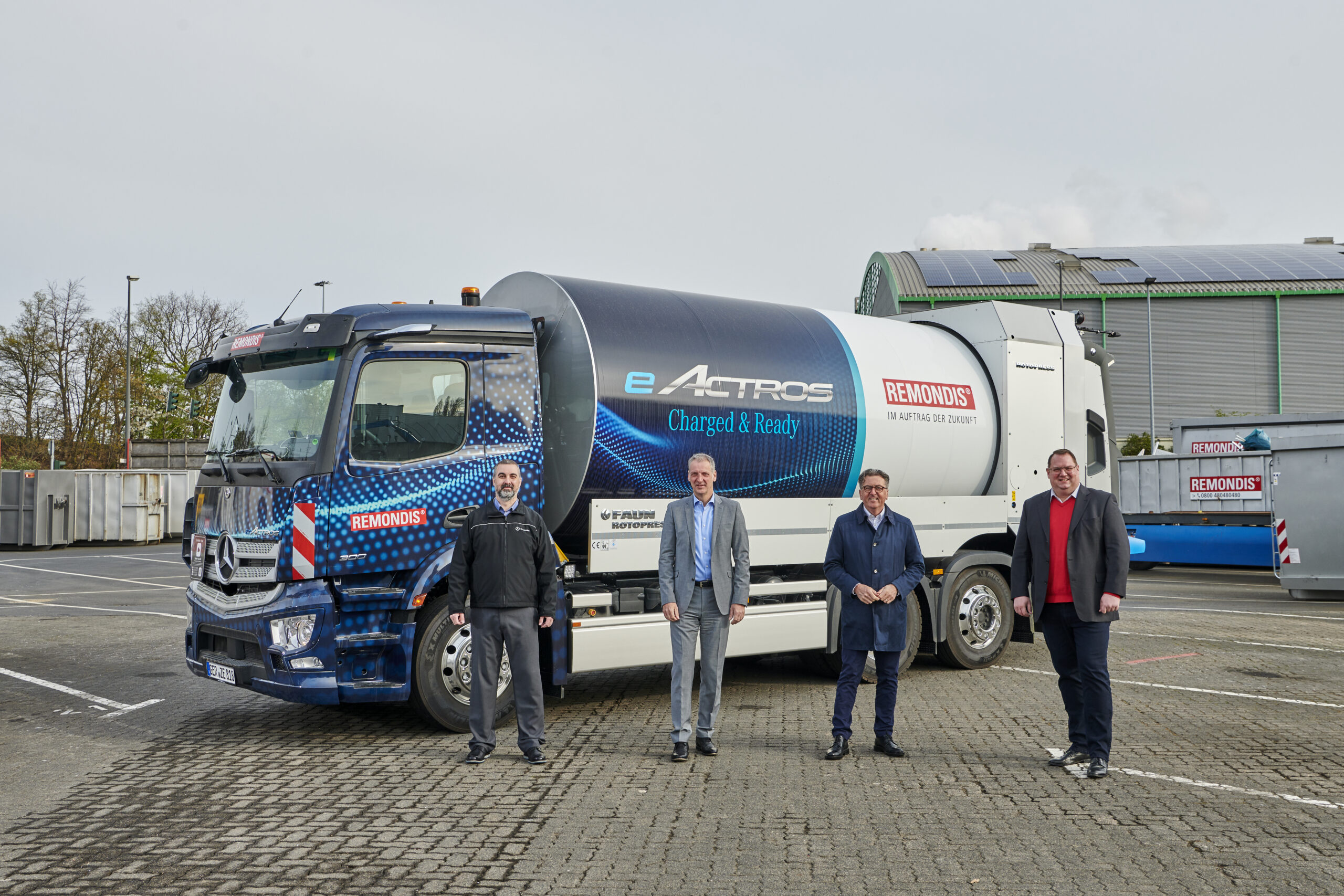 Von links: Steffen Maier, Leiter Kundenfahrerprobung, Mercedes-Benz Lkw; Stephan Krings, Geschäftsführer Remondis, Region Rheinland; Heinz Uliczka, Verkaufsleiter Lkw West bei Daimler Truck; Peter Lindlar, Geschäftsführer Remondis