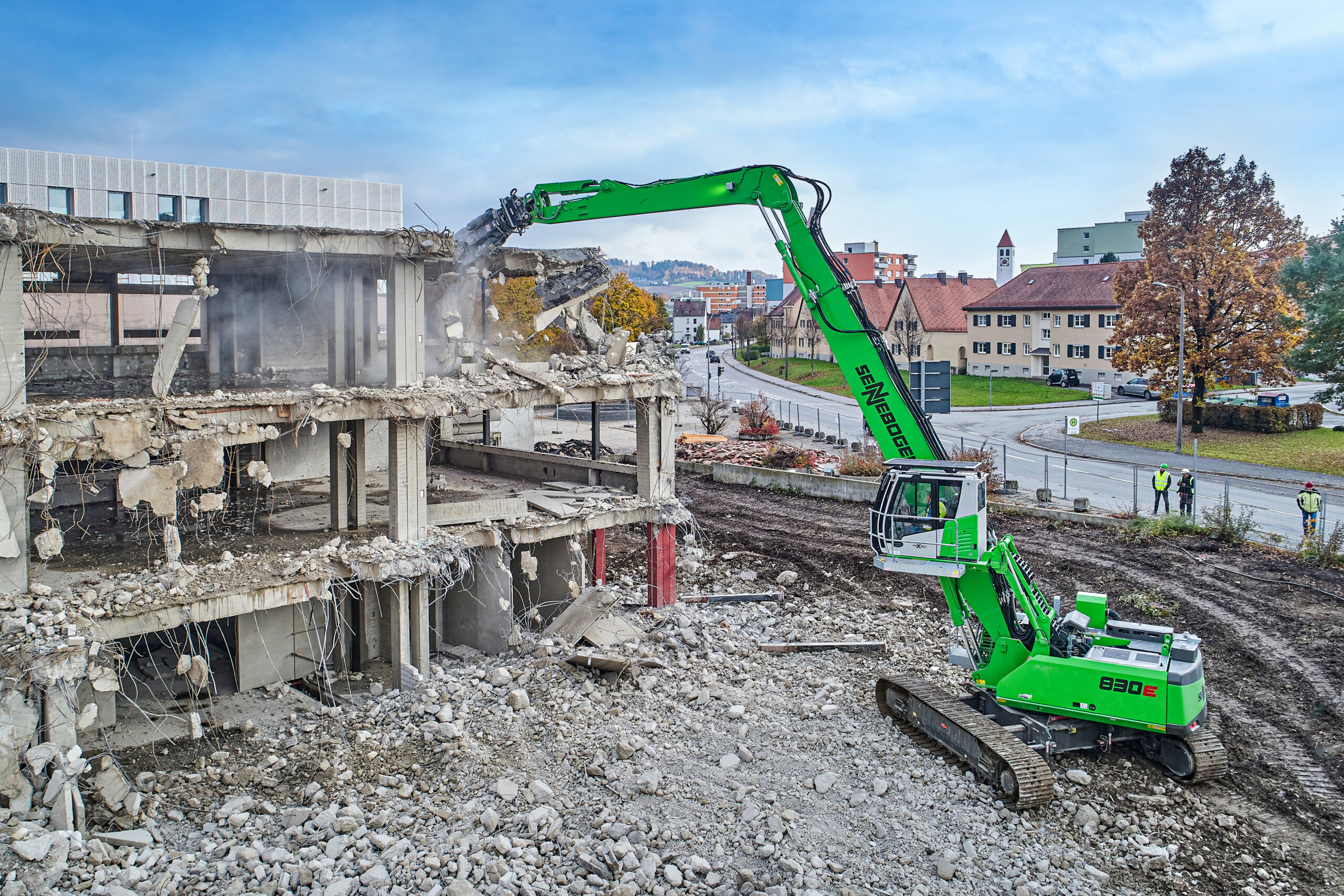 Beim Rückbau des Deggendorfer Schulzentrums spielt der 830 Abbruchbagger seine Vorteile aus: eine leistungsstarke Hydraulik, gepaart mit enormer Zugkraft, Reichweite und hoher Standfestigkeit Bild: Sennebogen