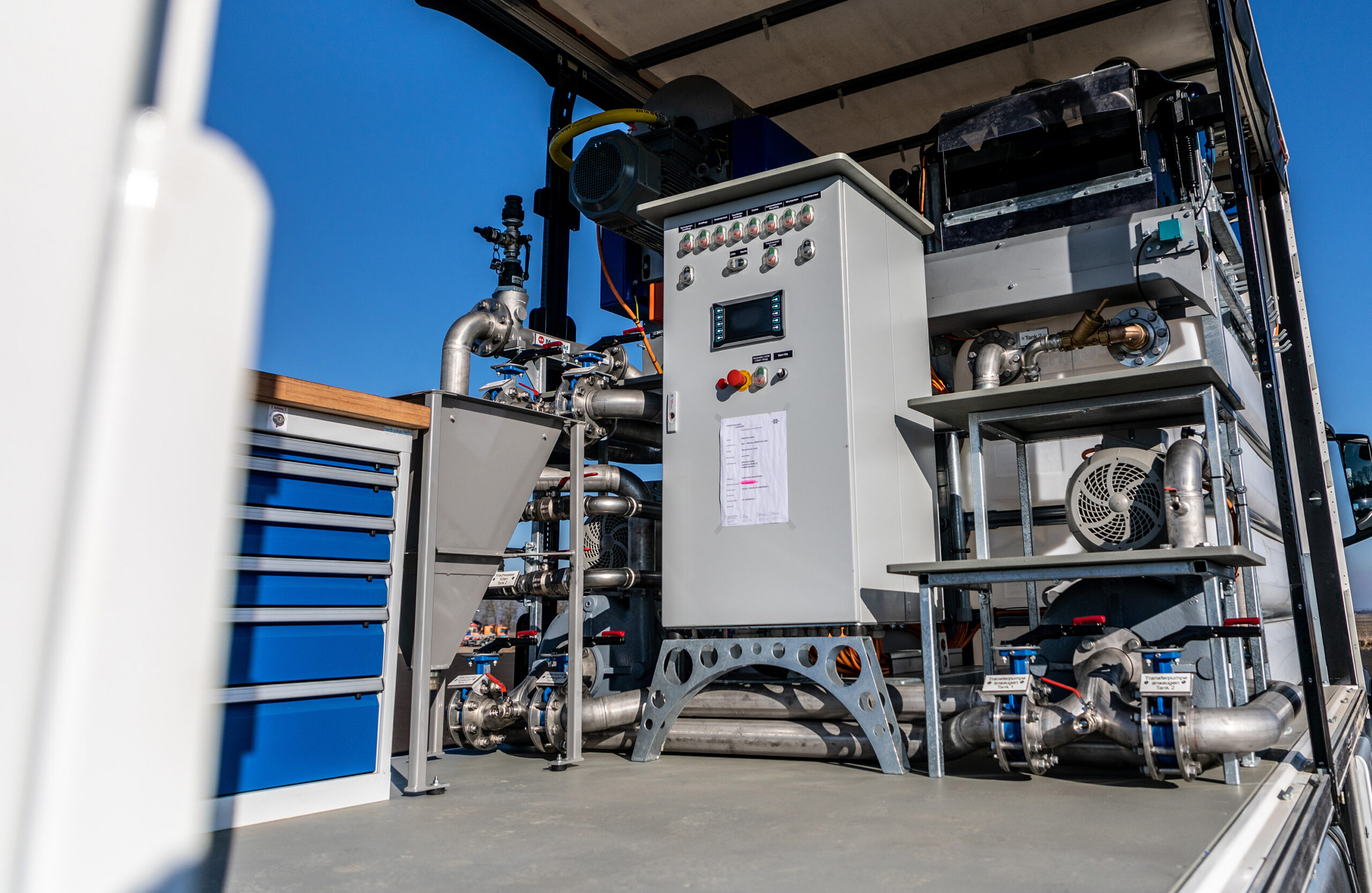 Im Inneren des Mudlceaner Trucks leistet die Recyclinganlage die gesamte Aufbereitung des Bohrschlamms im HDD-Verfahren. Bild: Max Wild