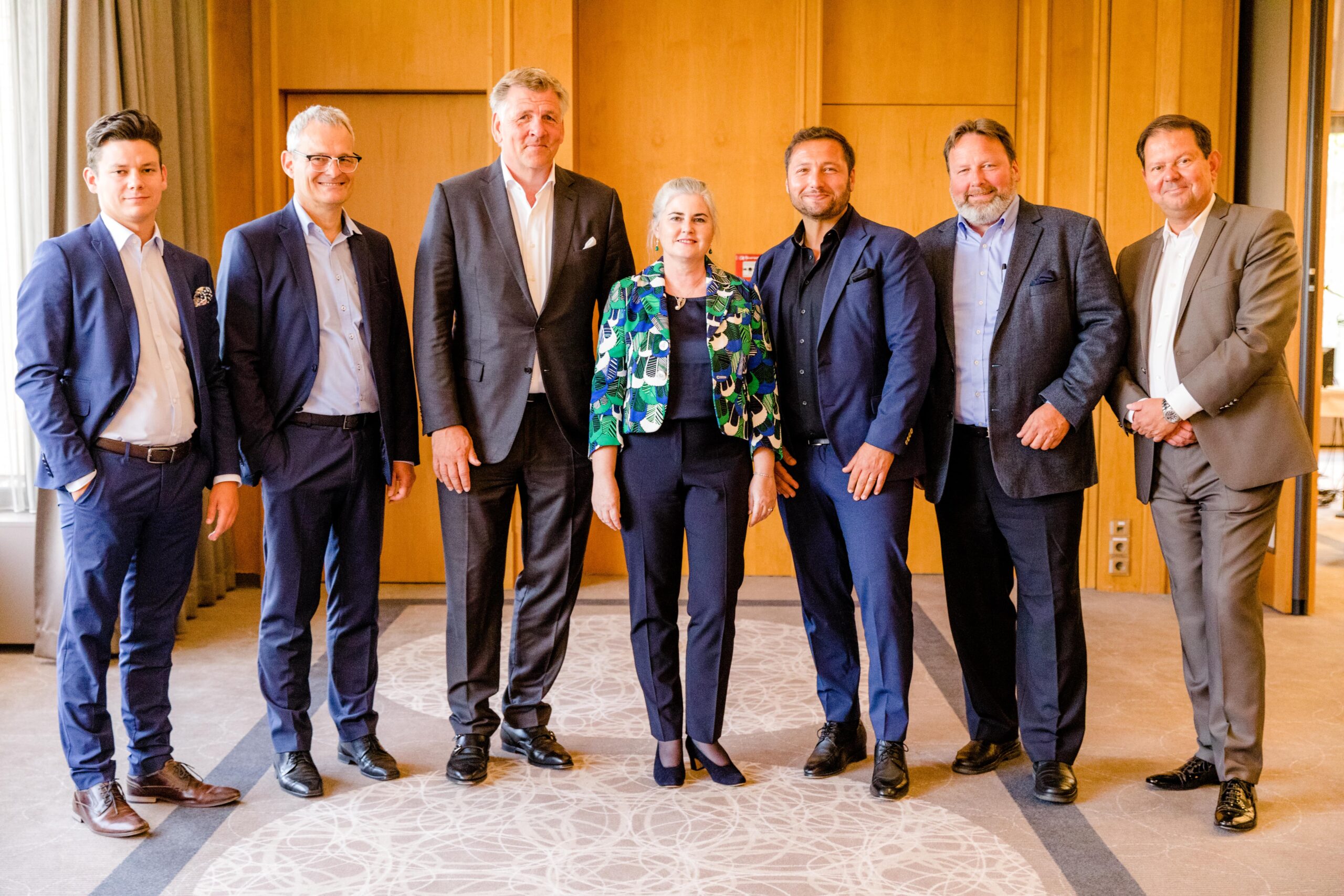 Kilian Schwaiger (stellv. GF), Ralf Schmitz (Hauptgeschäftsführer), Achim Lindhorst (Vizepräsident), Petra Zieringer (Präsidentin), Murat Bayram, Marc Thompson, Michael Planger (Schatzmeister) | v.l.n.r.
Es fehlen Michael Diekmann und Peter Kasimir.
Bild: VDM