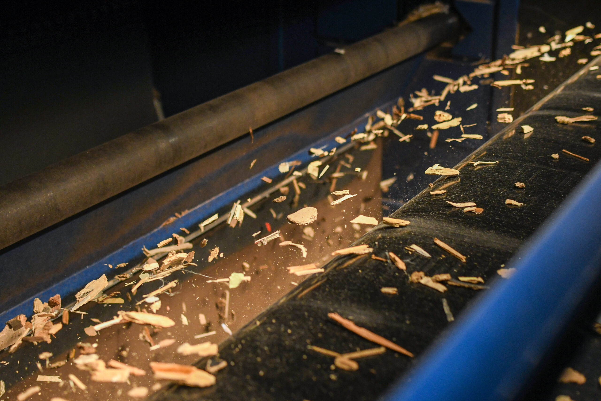 Fantoni gewinnt mittels Steinert Magnet- und Sensortechnik Holz für die Produktion von MDF-Platten in Möbelqualität aus Siedlungsabfällen zurück. Bild: Steinert