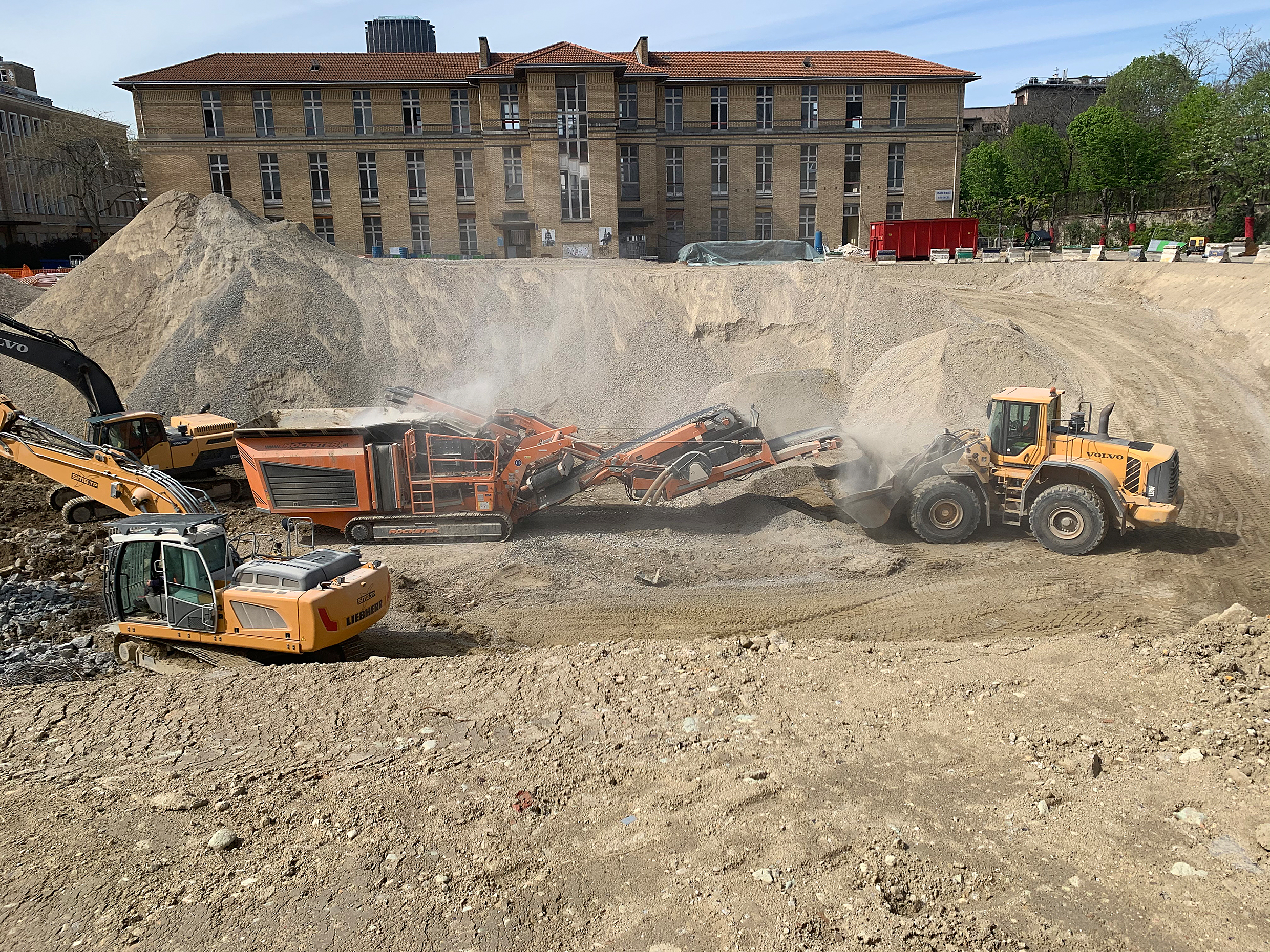 Das kompakte Multitalent Rockster R1000S erfüllt alle Staub- und Lärmrauflagen und bricht Bauschutt inmitten von Paris auf 0-32mm. Bild: Rockster