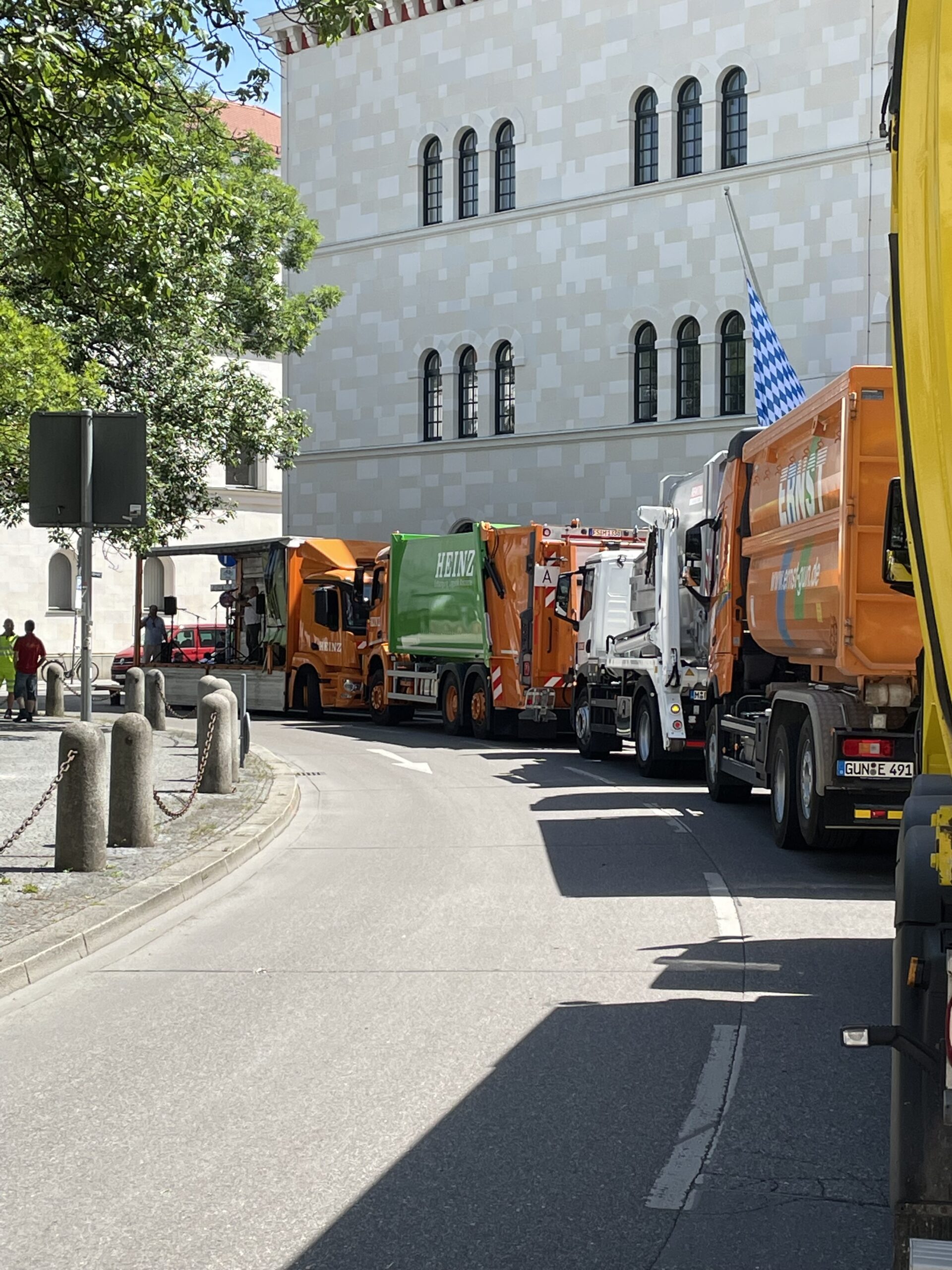 Zahlreiche VBS-Mitglieder waren mit Fahrzeugen vor Ort. Bild: Michael Brunn