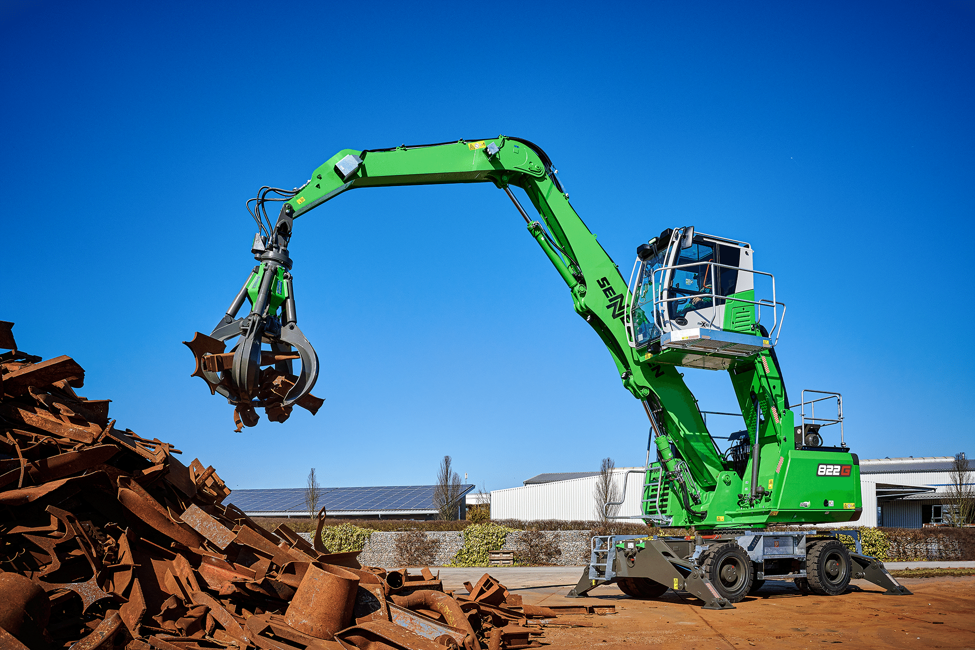 Für anspruchsvolle Einsätze im Recycling und auch im Schrott. Der neue Sennebogen 822 G kann individuell konfiguriert werden und verfügt über eine Reichweite bis 10 m. Die überarbeitete Maxcab Kabine überzeugt in Sachen Fahrerkomfort und Bedienerfreundlichkeit.