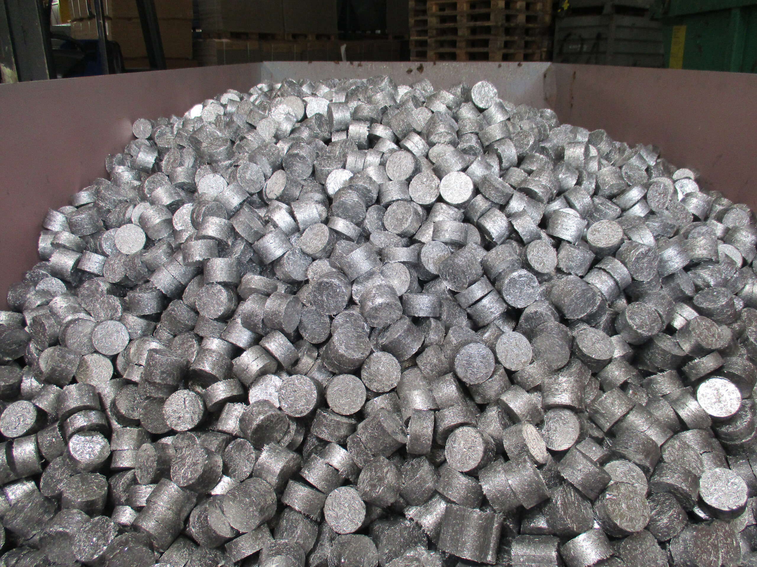 Anlagen von RUF pressen Aluminiumspäne zu hochwertigen Briketts. Das steigert den Wert der Späne für die Kreislaufwirtschaft deutlich, weil das Handling viel einfacher wird und beim 60 folgenden Einschmelzen nur geringe Verluste auftreten.
Bild: RUF Maschinenbau