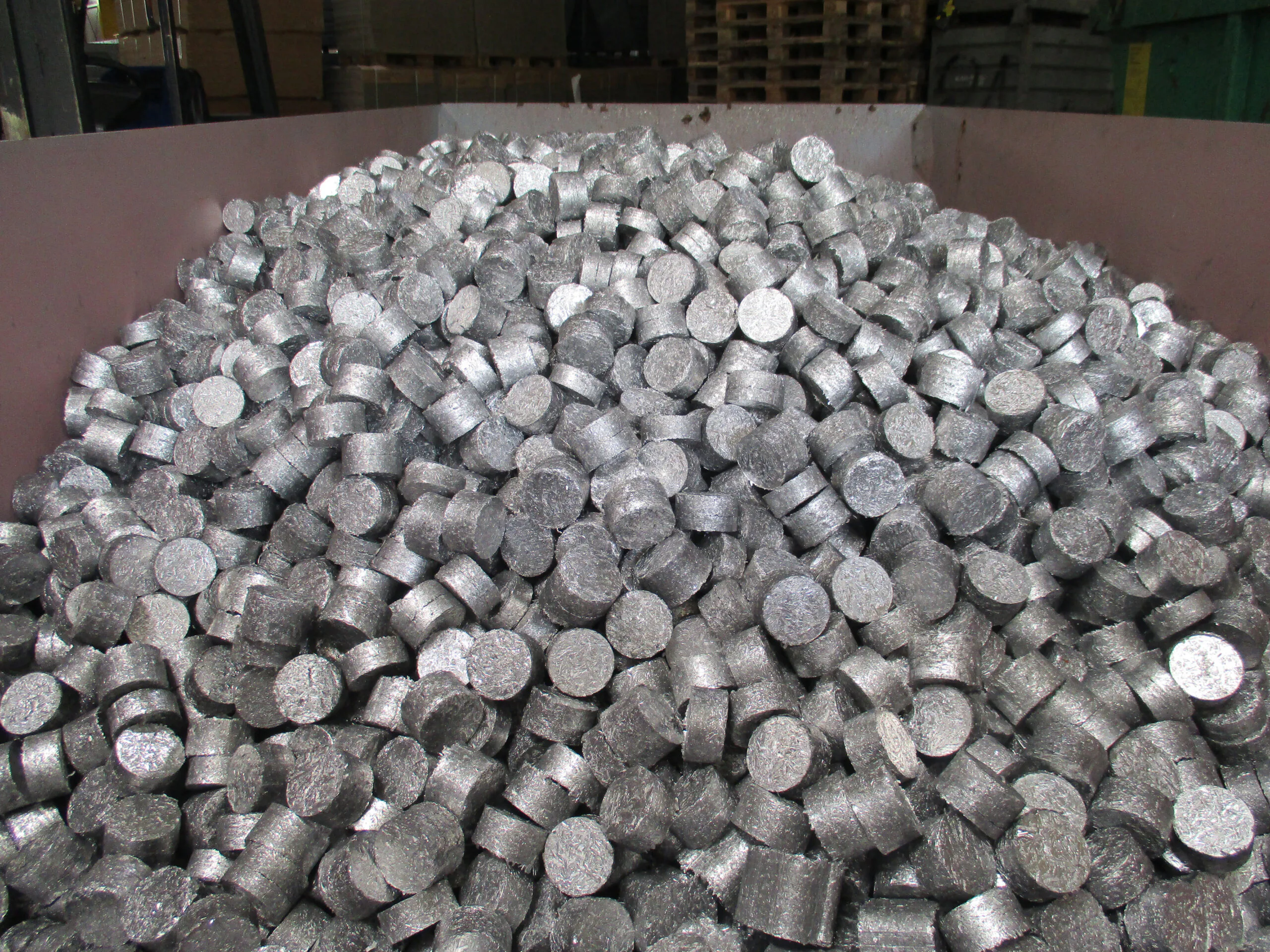 Anlagen von RUF pressen Aluminiumspäne zu hochwertigen Briketts. Das steigert den Wert der Späne für die Kreislaufwirtschaft deutlich, weil das Handling viel einfacher wird und beim 60 folgenden Einschmelzen nur geringe Verluste auftreten.
Bild: RUF Maschinenbau