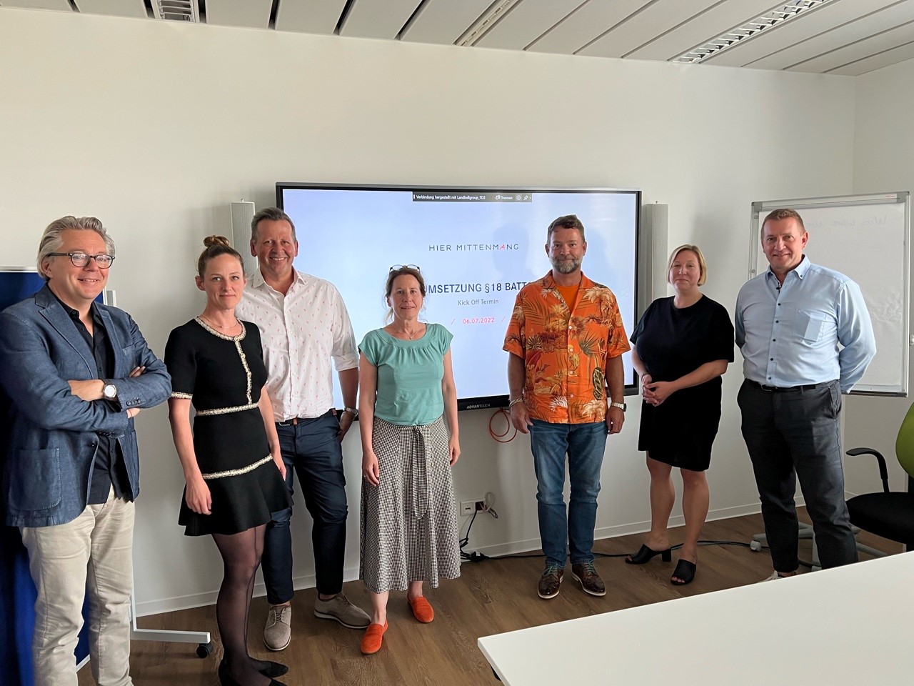 Start der gemeinsamen Verbraucher*innenkommunikation durch die Batterierücknahmesysteme: Georgios Chryssos, Stiftung GRS, Dr. Julia Hobohm, GRS Service GmbH, Robert Sommer, Reverse Logistics Group, Liz Bäsener, Landbell GmbH, Karl Semlitsch, Ökorecell, Julia Spönemann, Agentur Hier Mittenmang, Jürgen Fuchs, Landbell GmbH (v.l.n.r.). Bild: Landbell GmbH