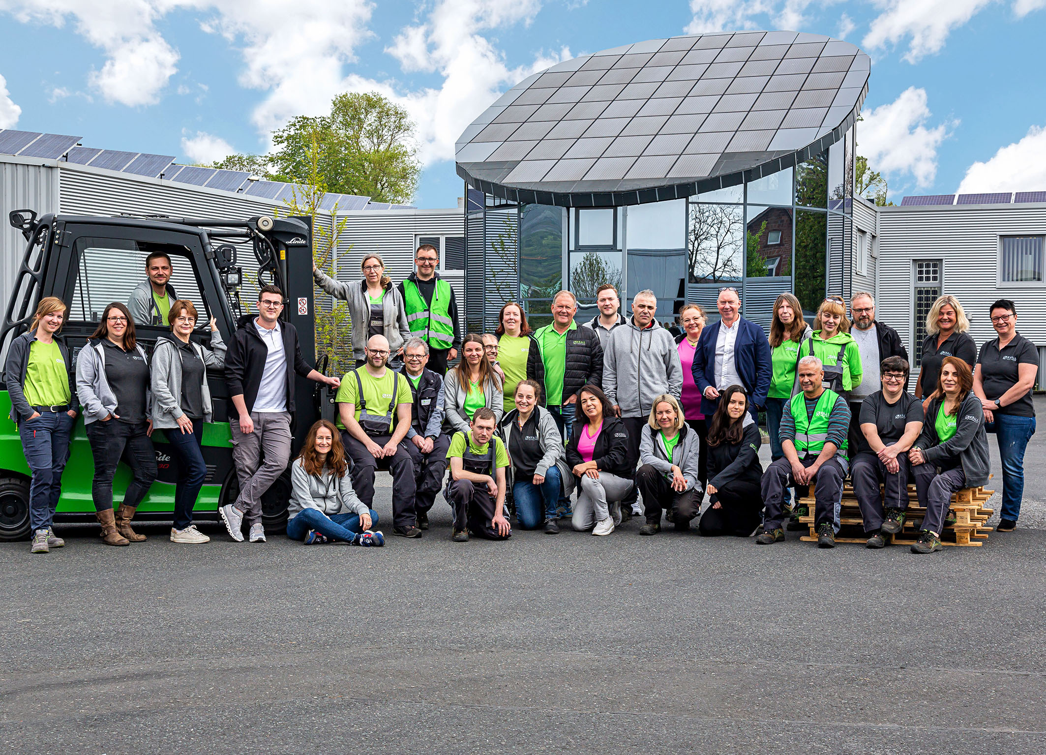 Mit rund vierzig Mitarbeitern und Mitarbeiterinnen sowie dreißigjähriger Erfahrung verwandelt Krall Kunststoff-Recycling Industrie- und Post-Consumer-Abfälle in sortenreine Mahlgüter – gesuchte Rohstoffe für die erneute Verarbeitung zu hochwertigen Produkten. Bild: Krall Kunststoff-Recycling