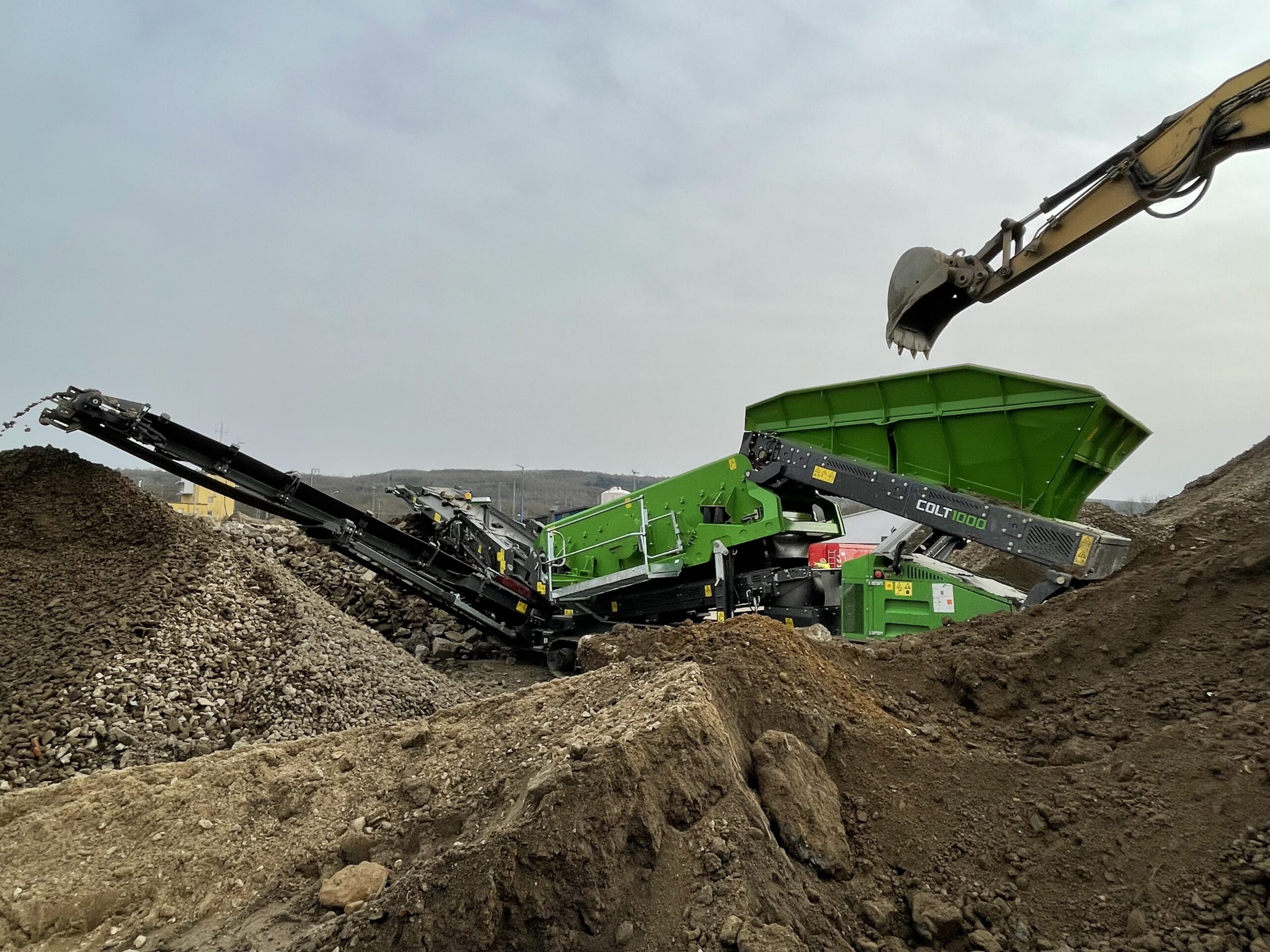 Die Terex EvoQuip Colt 1000 muss bei der GRE-Gräwe in Hagen mit angeliefertem Schutt aller Art zurecht kommen können und hat sich schnell als Rückgrast der Aufbereitung erwiesen. Bild: Moerschen Mobile Aufbereitung