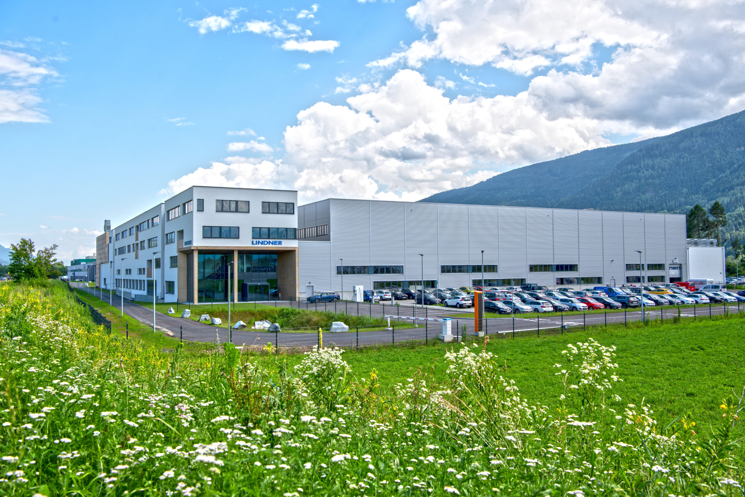 Die hohe Nachfrage nach Recyclinglösungen von Lindner hat eine Vergrößerung der Produktionsstätte, aber auch des Teams notwendig gemacht. Der Bürotrakt im Vordergrund umfasst über 6.000 m², der hoch-moderne Fertigungsbereich eine Fläche von insgesamt 14.000 m². 100 neue Arbeitsplätze werden durch die Expansion geschaffen. Bild: Lindner Recyclingtech