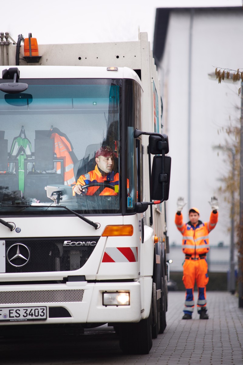 Manchmal kann das Rückwärtsfahren nicht vermieden werden. Bild: Dominik Buschardt / DGUV