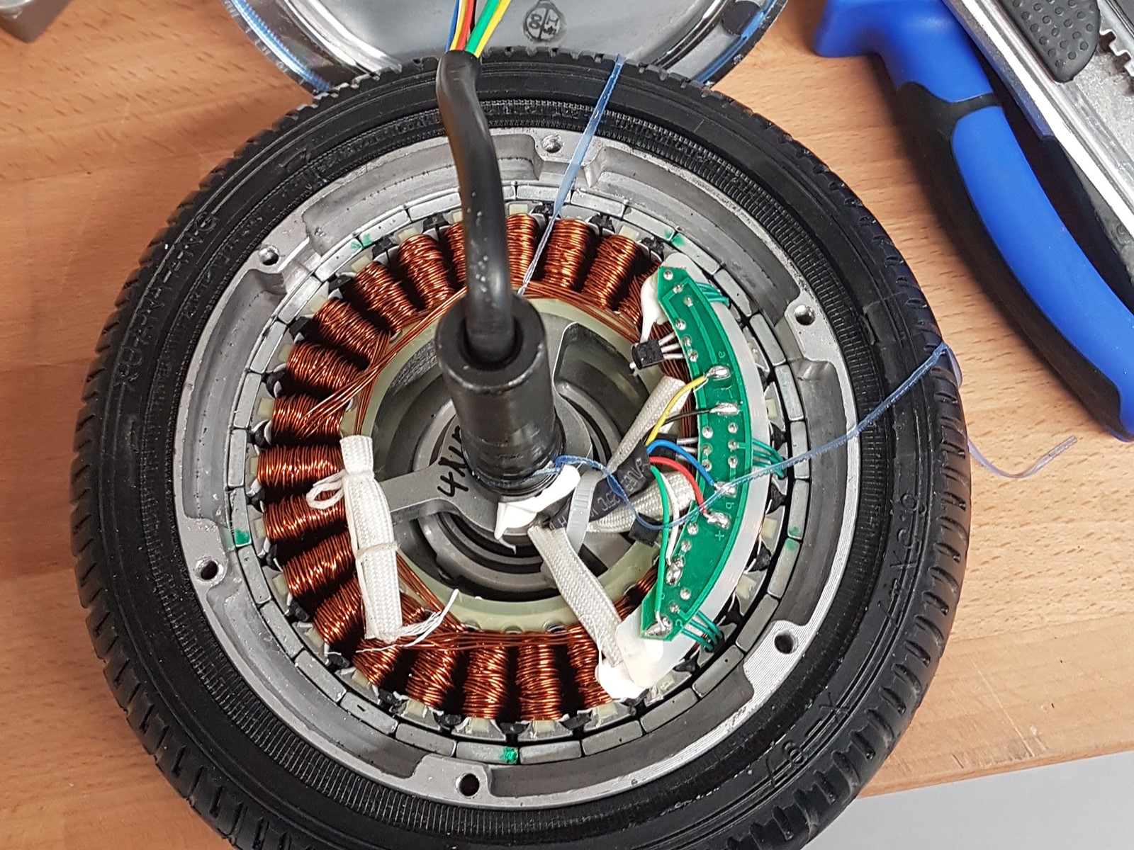 Im E-Scooter befindet sich der Elektromotor im Reifen: Die Magnete sind die silbernen Quader außen an den Kupferwicklungen. (Quelle: Fraunhofer IWKS)