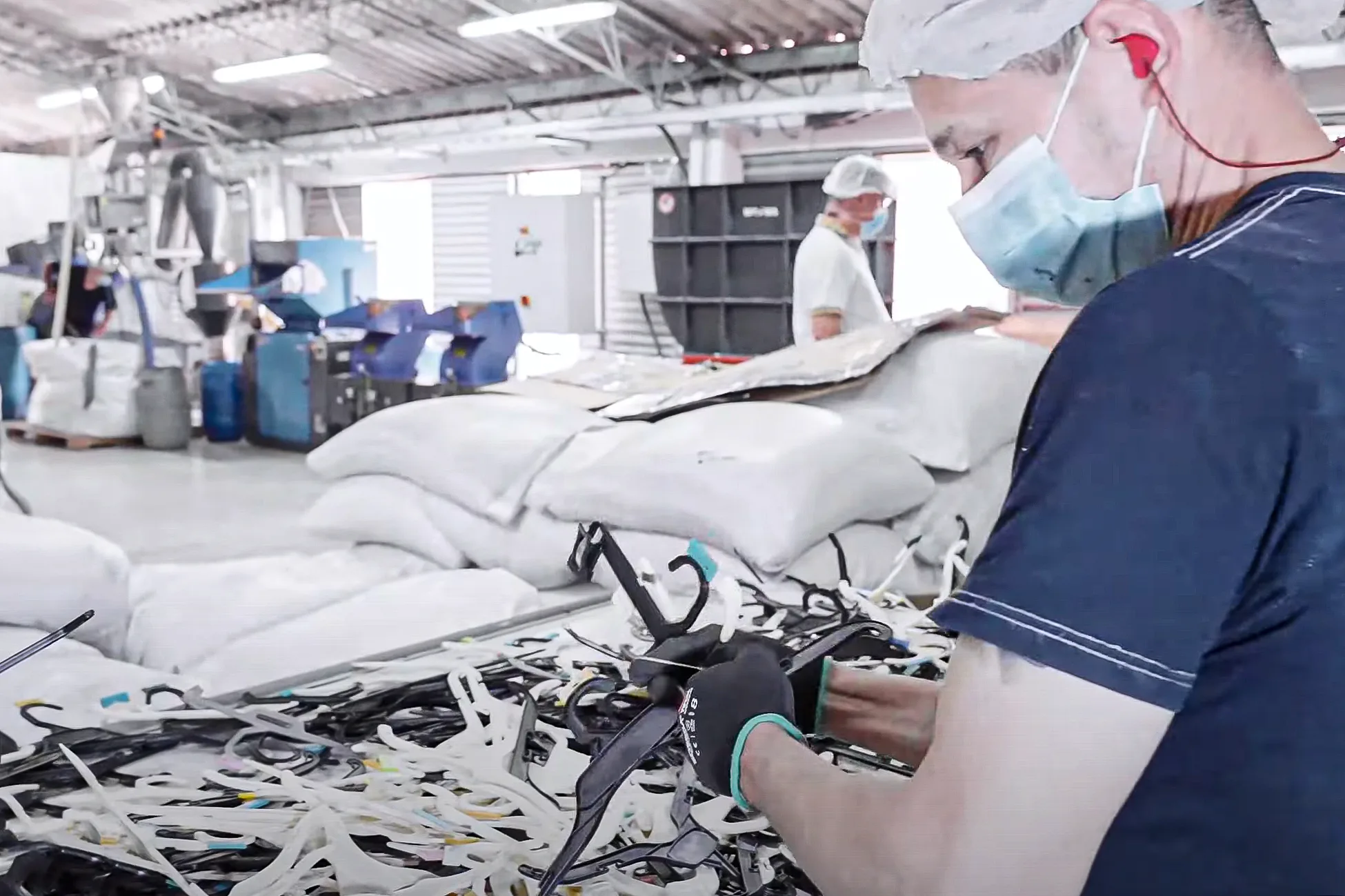 Mehr Unabhängigkeit durch Kleiderbügelrecycling