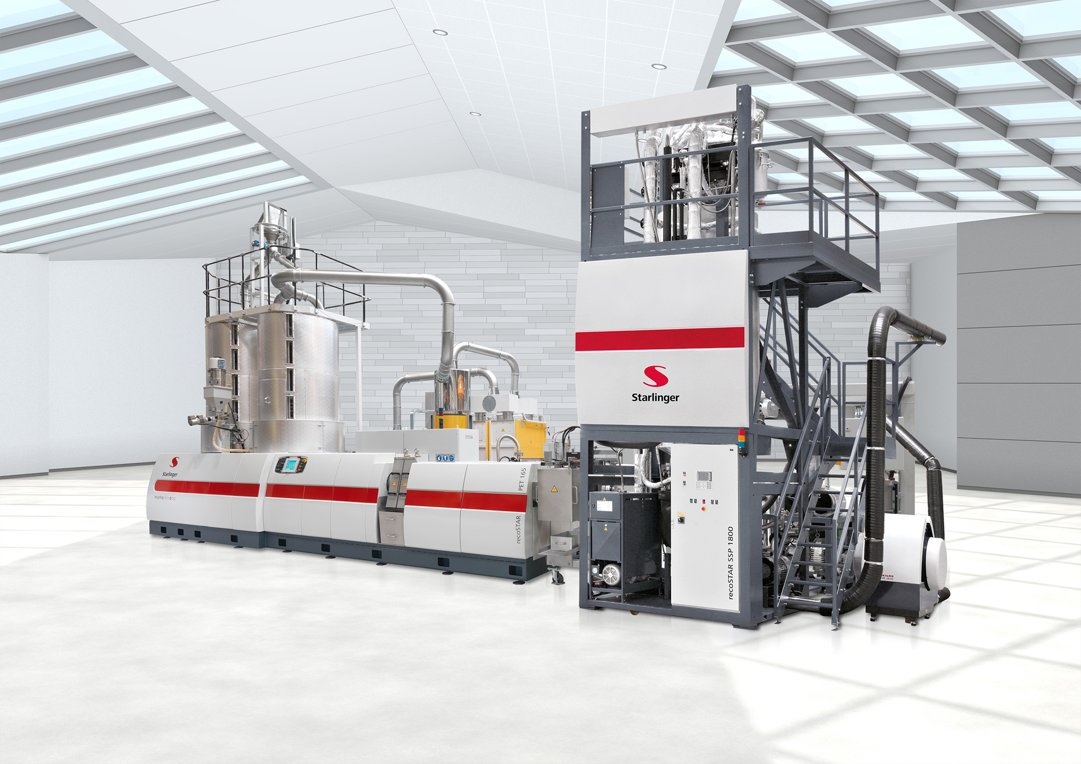 Die Recostar PET iV+ Recyclinganlagen von Starlinger produzieren lebensmitteltaugliches rPET, das bis zu 100 % in der PET-Preformproduktion eingesetzt werden kann. Bild: Starlinger