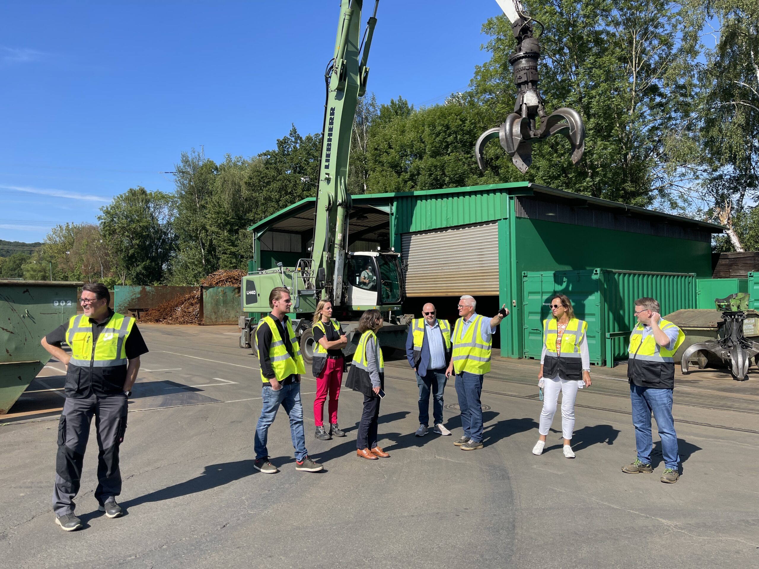 Olaf in der Beek MdB (Bildmitte) beim Besuch der Wilhelm Bötzel GmbH & Co. KG in Witten. Bild: BDSV