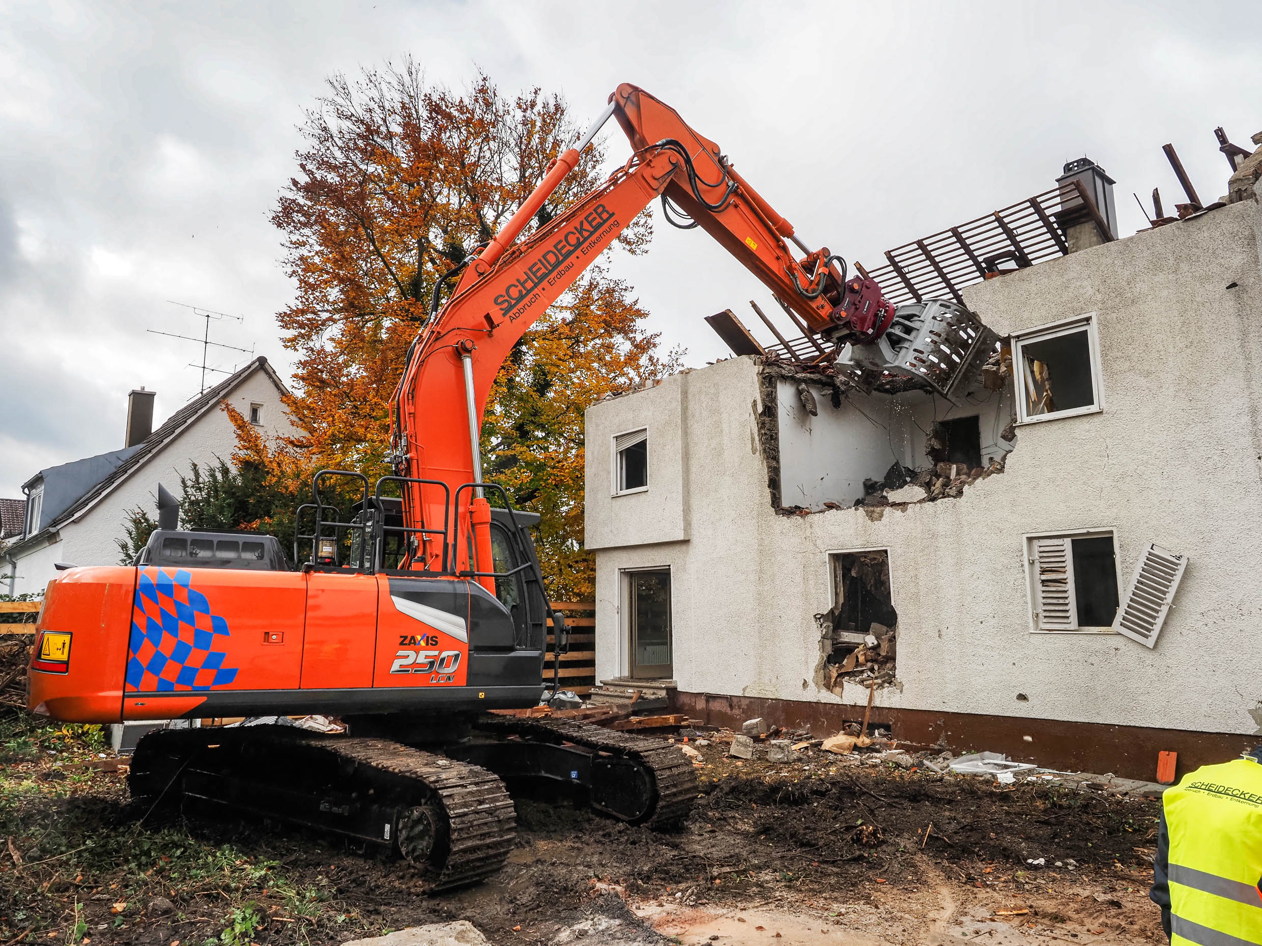 Mit dem Sortiergreifer bricht der Fahrer des Hitachi ZX250-7 behutsam nach und nach die Wände des Hauses ab. Bild: Susanne Wannags
