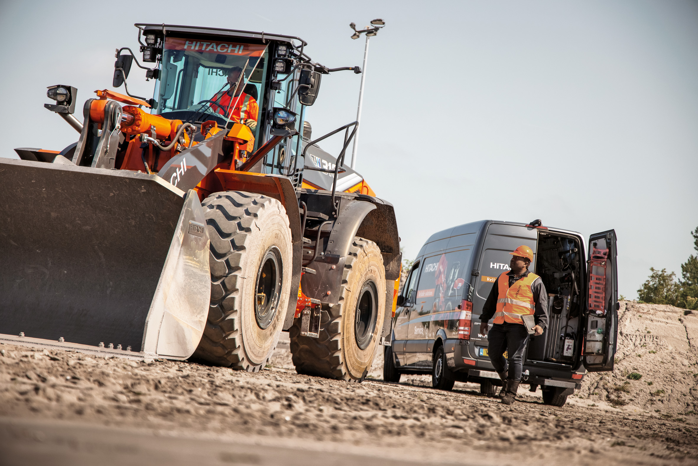 Sicherheit im Arbeitsbereich und für den Fahrer werden groß geschrieben durch kameraunterstützte Rundumsicht und Annäherungswarnsysteme. Bild: Hyundai/Kiesel