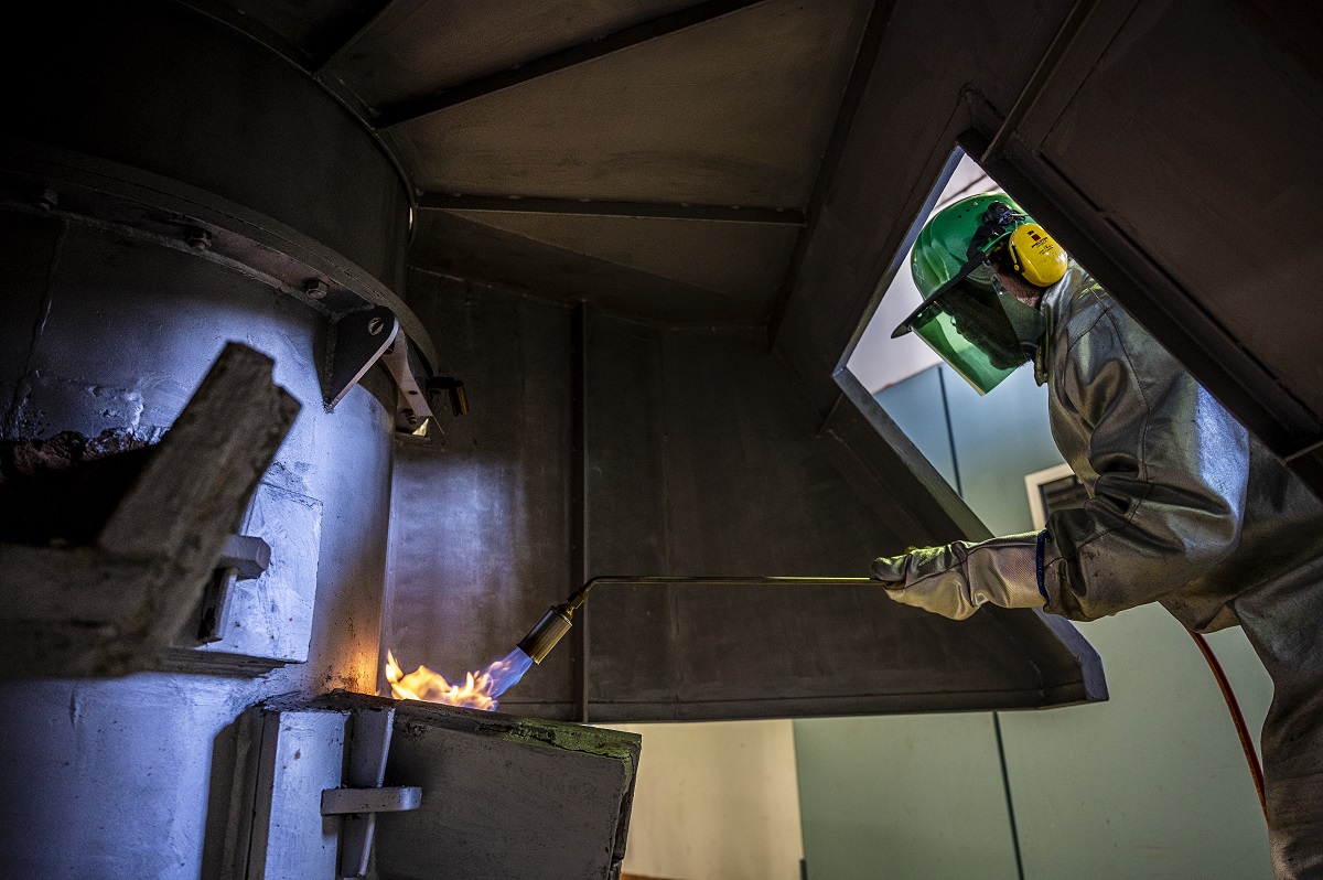 In einem Schmelzofen sollen Karbonfasern im semi-industriellen Maßstab stofflich verwertet werden. (Quelle: TU Bergakademie Freiberg / C. Mokry)