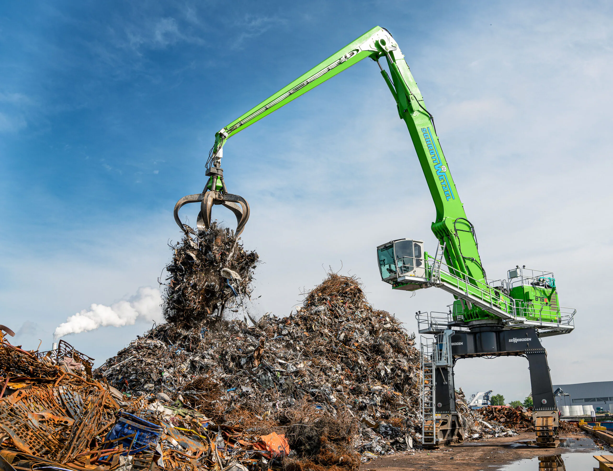 Mit einer Reichweite von bis zu 29 Metern lässt sich mit dem 875 E Hybrid der Schrottumschlag und die Schiffsbeladung effizient gestalten. Bild: Stefan Hanke