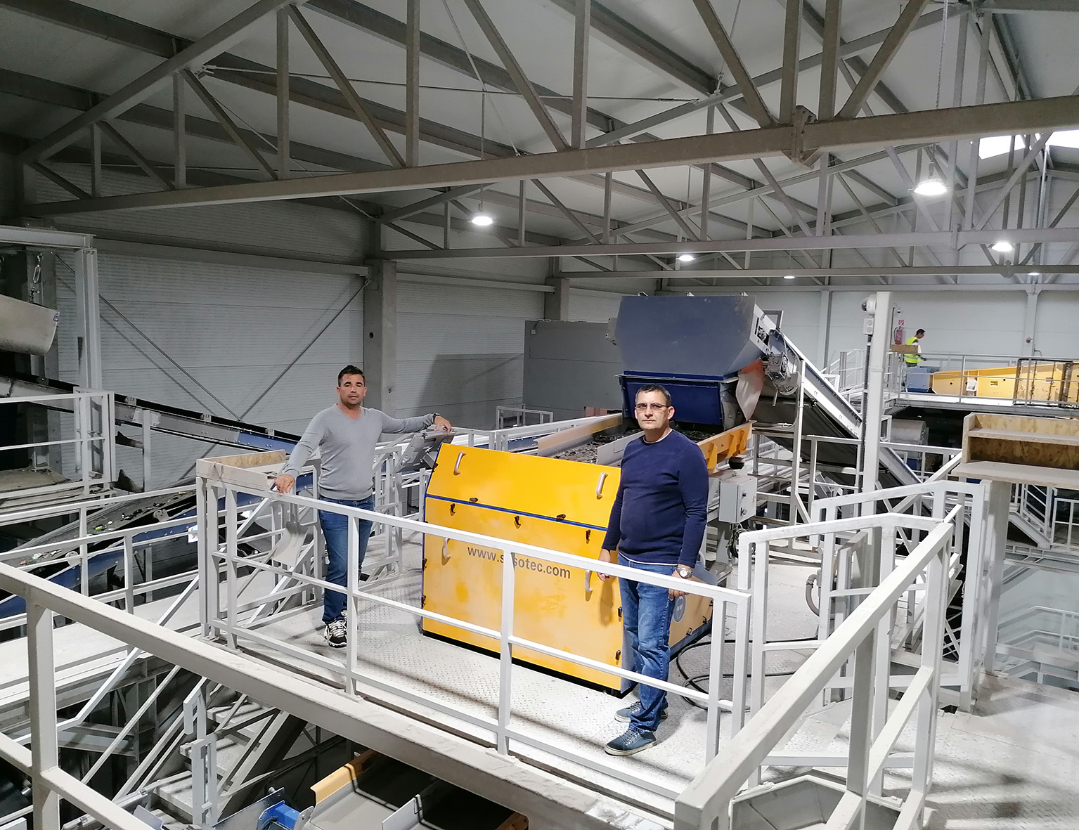 Inhaber Mátyás Máthé (links) und Geschäftsführer Ferenc Aszódi (rechts) sind sehr zufrieden mit der Leistung der SPEKTRUM-Glassortiersysteme Bild: Sesotec GmbH