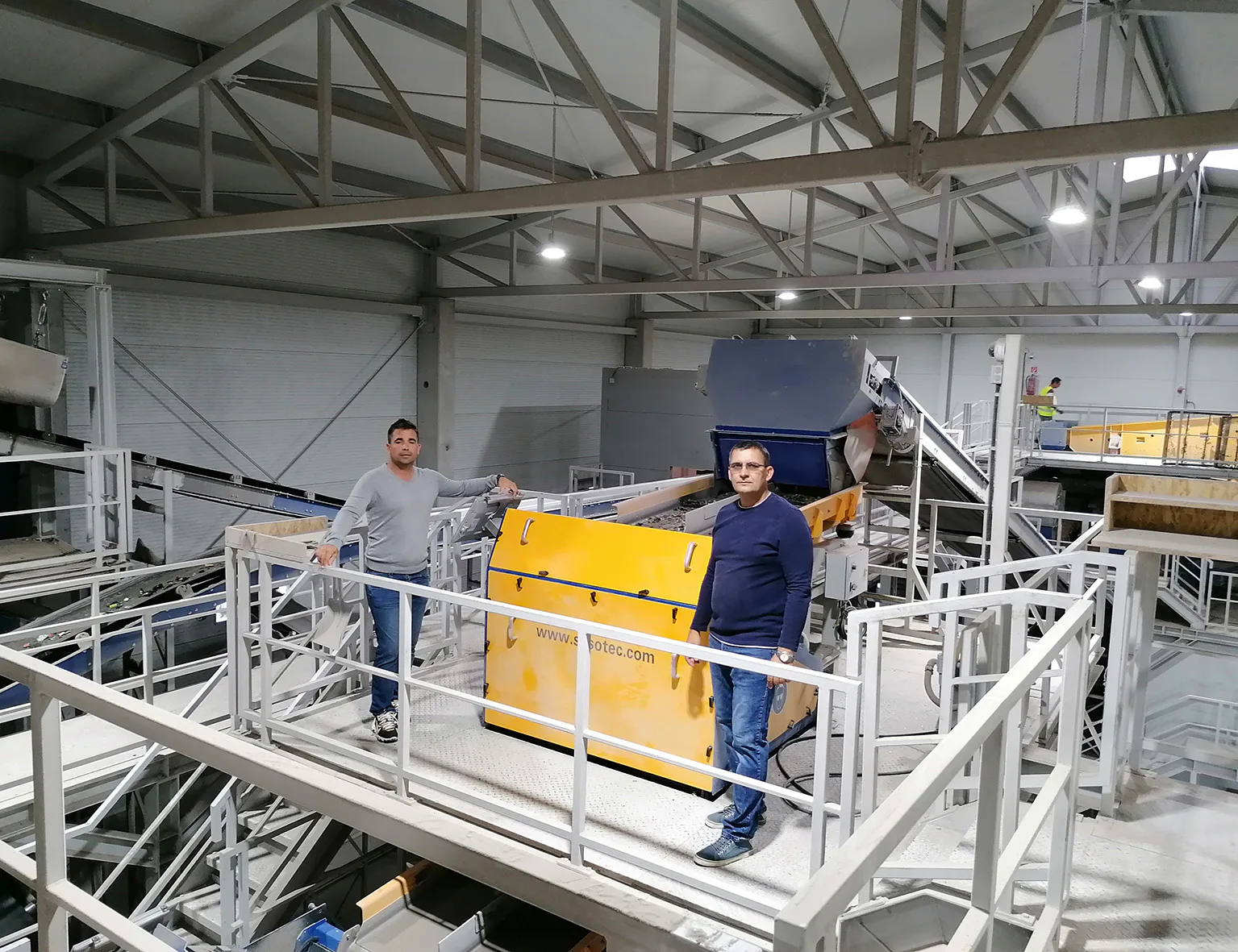 Inhaber Mátyás Máthé (links) und Geschäftsführer Ferenc Aszódi (rechts) sind sehr zufrieden mit der Leistung der SPEKTRUM-Glassortiersysteme Bild: Sesotec GmbH