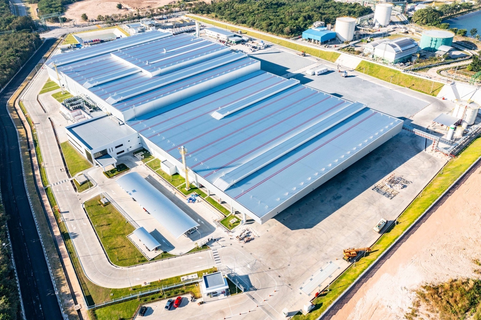 ALPLA und PTT Global Chemical haben mit ENVICCO Thailands größtes Kunststoff-Recyclingwerk seiner Art mit einer Jahreskapazität von 45.000 Tonnen Rezyklat realisiert. // ALPLA and PTT Global Chemical have realised ENVICCO, Thailand’s largest plastics recycling plant of its kind with an annual capacity of 45,000 tonnes of recyclate.