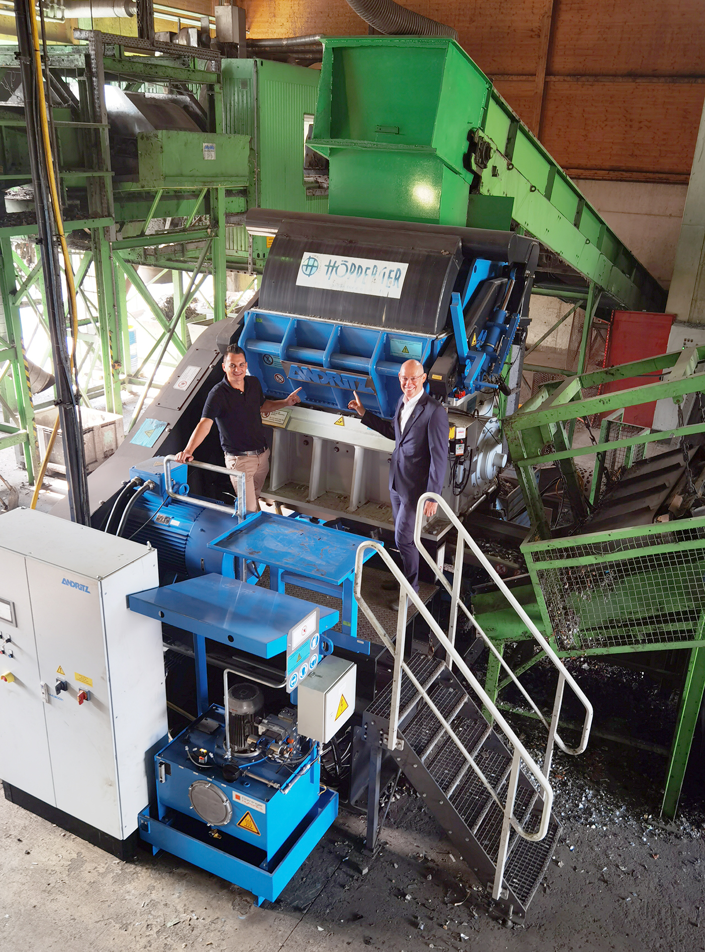 Thomas Höpperger, Geschäftsführer Höpperger Umweltschutz (links)
mit Werner Wiedenbauer, Senior Sales Manager, Andritz Recycling
beim neuen Andritz ADuro G Granulator. Bild: Andritz