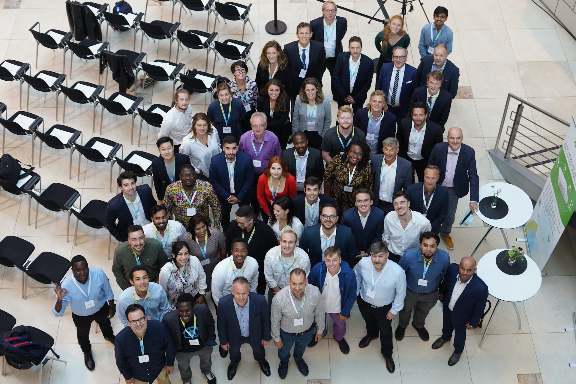 Die Startups der dritten Kohorte des Circular-Economy-Accelerator-Programms und das Circular Valley-Team. in der Glashalle der Stadtsparkasse Wuppertal. Quelle: Circular Valley/Jan Turek