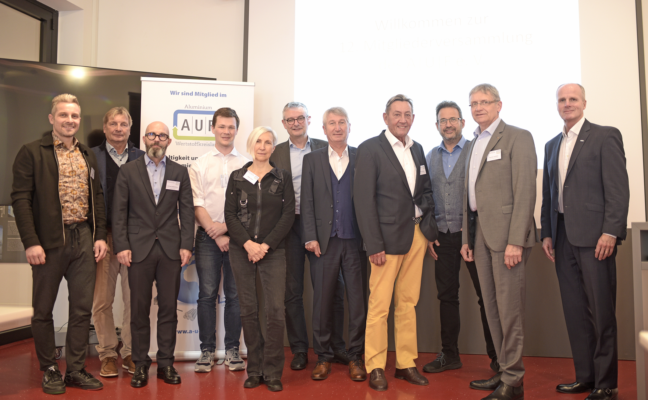 Teilnehmer*innen der AIUIF-Mitgliederversammlung 2022 von links nach rechts:
Georg Rumpel (HAGA Metallbau GmbH), Norbert Rumpel (HAGA Metallbau GmbH),
Michael Heidenfelder (heroal – Johann Henkenjohann GmbH & Co. KG), Philipp Häberer (REKO GmbH & Co. KG), Ul-rike Döbel (A|U|F e.V.), Ralf Seufert (Hydro Building Sys-tems Germany GmbH), Manfred Hebel (RAICO Bautechnik GmbH), Walter Lonsinger (A|U|F e.V.), Oliver Windeck (Metallbau Windeck GmbH), Thomas Lauritzen (Schüco In-ternational KG), Thomas Polonyi (HUECK System GmbH & Co. KG). Bild: Wieland Kramer