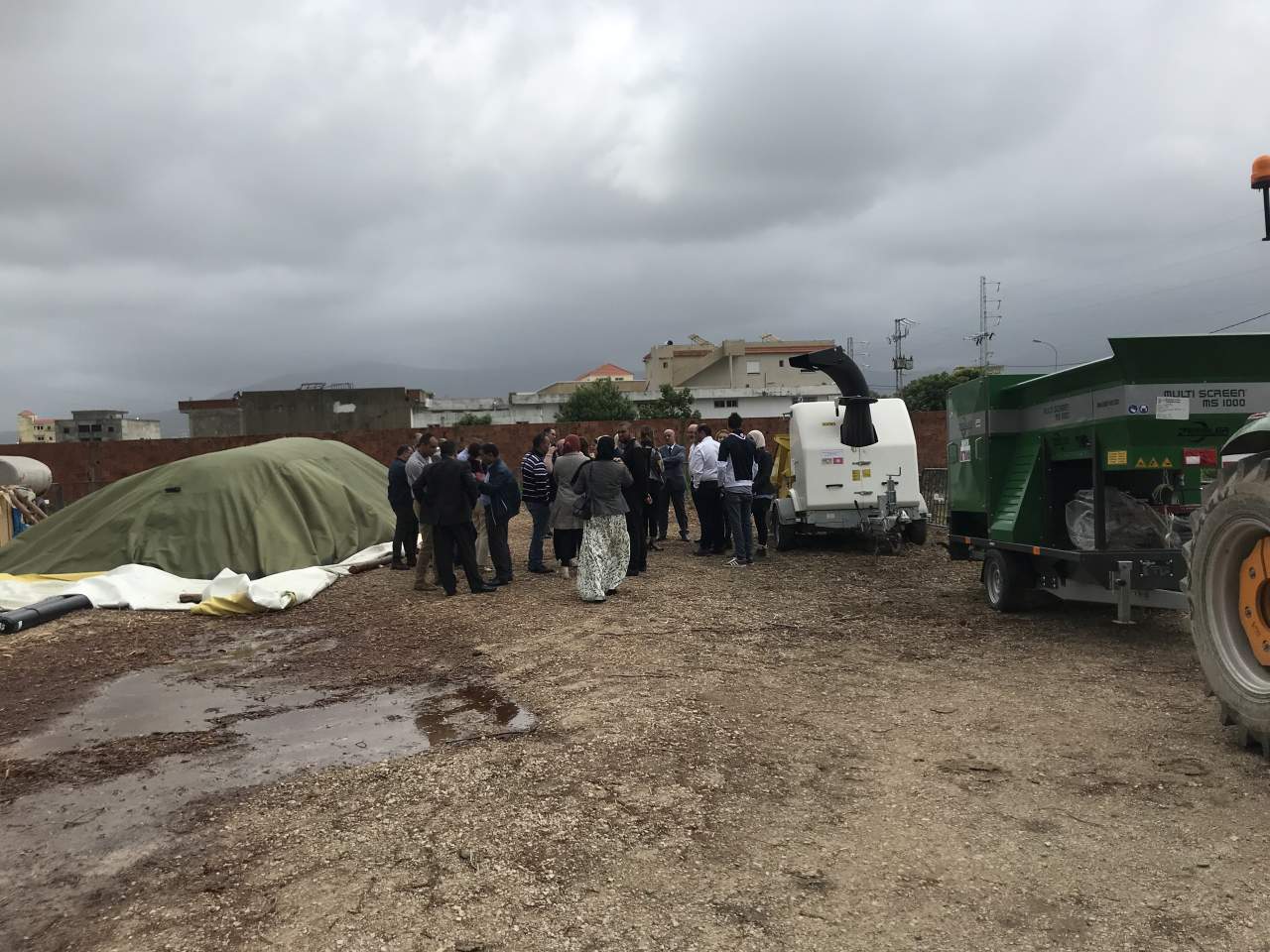 Einweihung der Kompostierungsanlage bestehend aus Belüftungseinheit und Mietenabdeckung aus Gore Tex, mobiler Zerkleinerungs- und Trommelsiebanlage und einem Radlader zur Beschickung in Tabarka im Mai 2022. Bild: ANGed