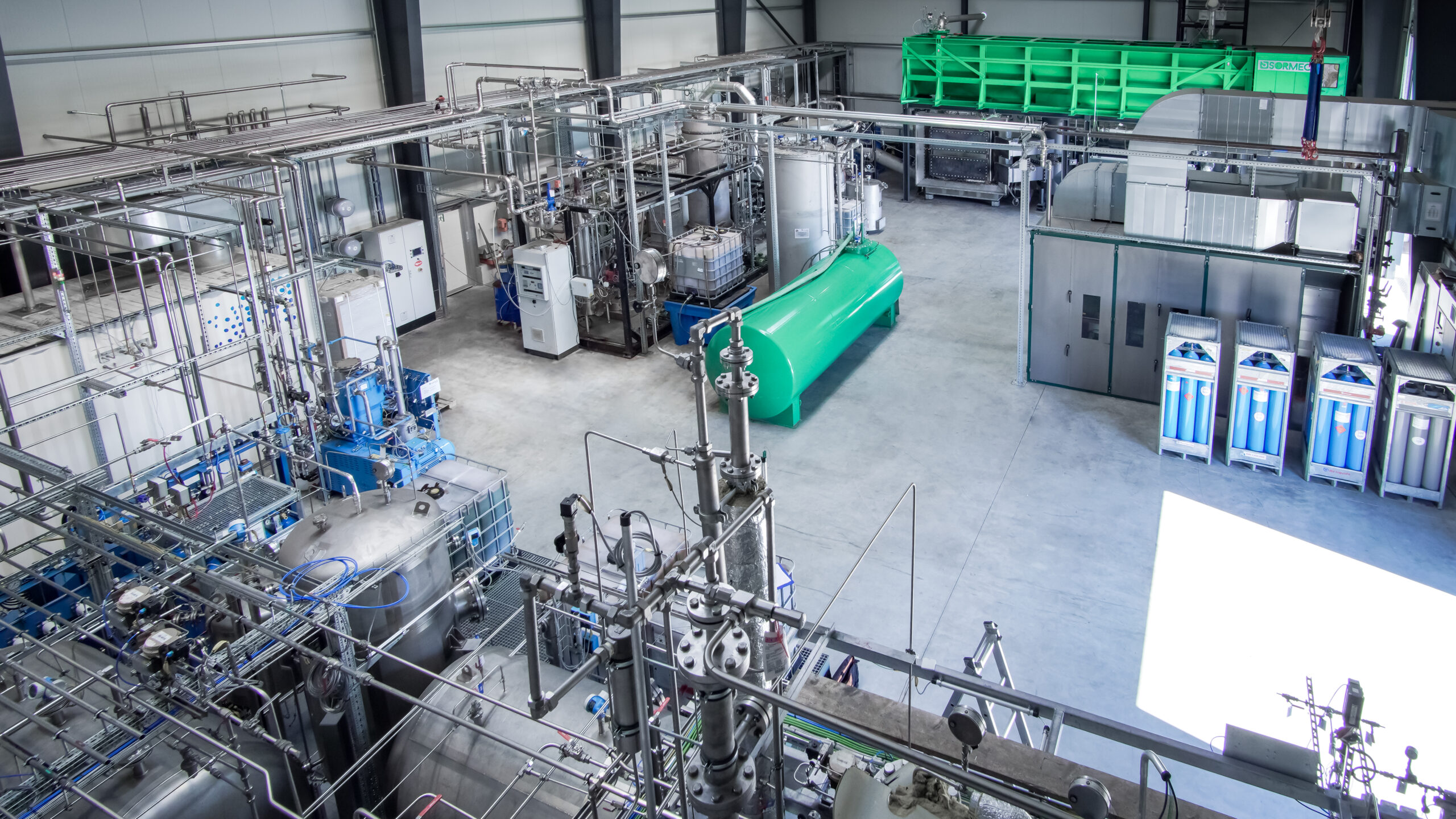 Fraunhofer Groß-Demonstrator für die dezentrale Konversion von Klärschlamm in Benzin- und Dieselkraftstoff, und die Erzeugung von »grünem« Wasserstoff. Bild: Fraunhofer Umsicht