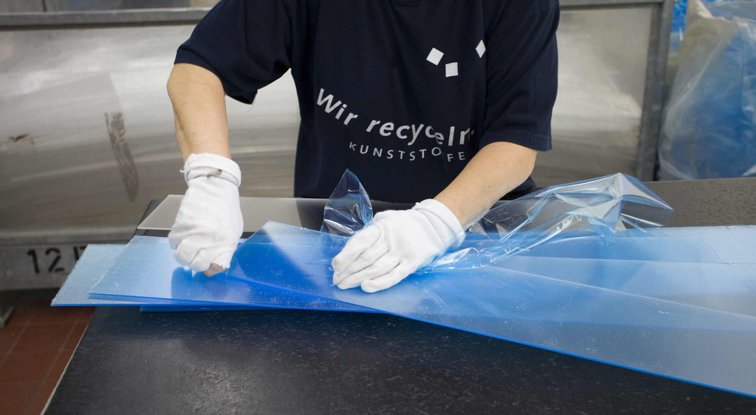 Arbeitsvorbereitungen für das PMMA-Recycling / Bild: Pekutherm Kunststoffe GmbH