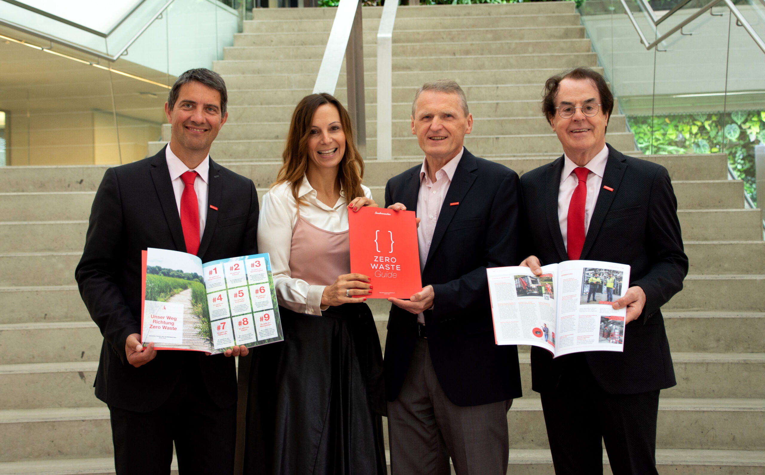 Details zum Nachhaltigkeitsengagement findet man im neuen Saubermacher
Nachhaltigkeitsbericht
(Ralf Mittermayr/CEO Saubermacher, Bernadette Triebl-Wurzenberger/Nachhaltigkeitskoordinatorin,
Robert Maierhofer/Leiter Qualität, Sicherheit und Umwelt Saubermacher, Hans Roth/Saubermacher
Gründer), Bild: Saubermacher