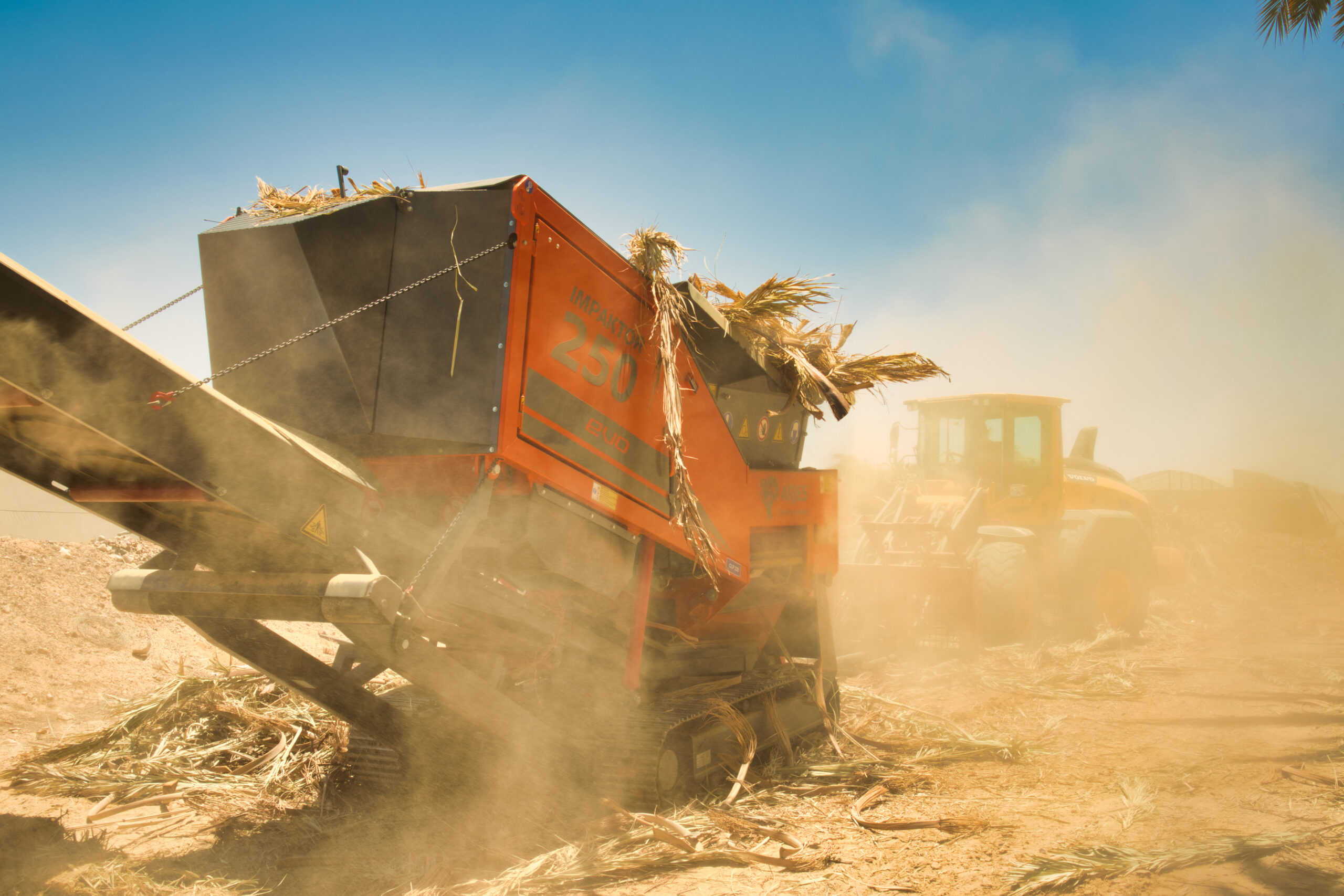 Extreme Belastungen durch Temperaturen über 45 °C sowie Feinstaub und Sand machen der Maschine schwer zu schaffen. Bild: Carmel Recycling