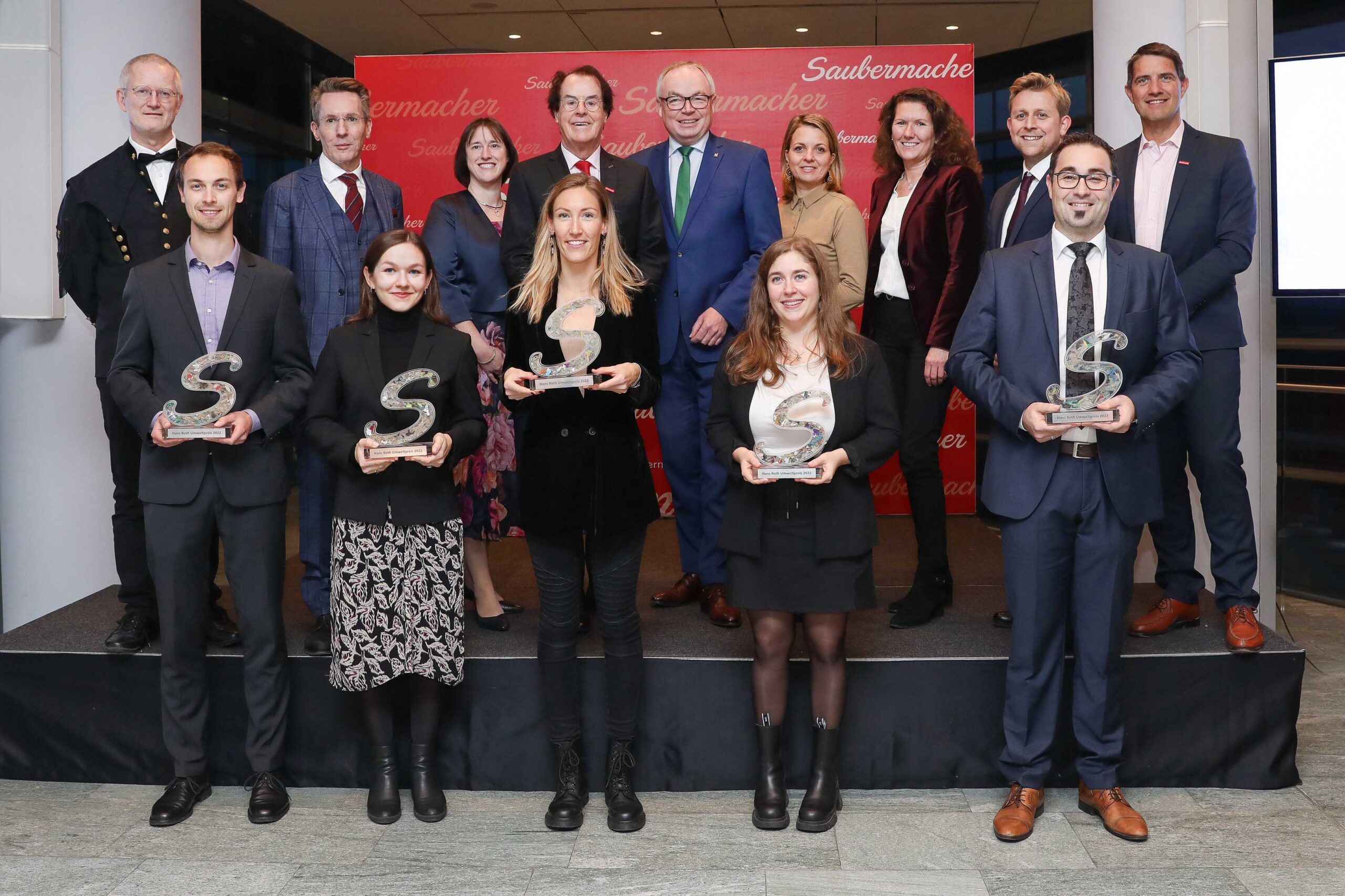 Professor Roland Pomberger, Montanuni Leoben; Professor Christoph Scharff, TU Wien; Astrid Arnberger, F&E-Leiterin Saubermacher; Hans Roth, Preisstifter und Saubermacher Gründer; Stephan Pernkopf, LH-Stellvertreter; Professorin Romana Rauter, Karl-Franzens-Universität Graz; Professorin Marion Huber-Humer, BOKU Wien; Professor Thomas Felberbauer, FH St. Pölten; Ralf Mittermayr, CEO Saubermacher; Nikolai Emanuel Kuhn, Preisträger Montanuniversität Leoben; Caroline Roithner, Hauptpreisträgerin TU Wien; Nora Kober, Preisträgerin Karl-Franzens-Universität Graz; Anna Korak, BOKU Wien; Michael Vonwald, Preisträger FH St. Pölten. Bild: Saubermacher