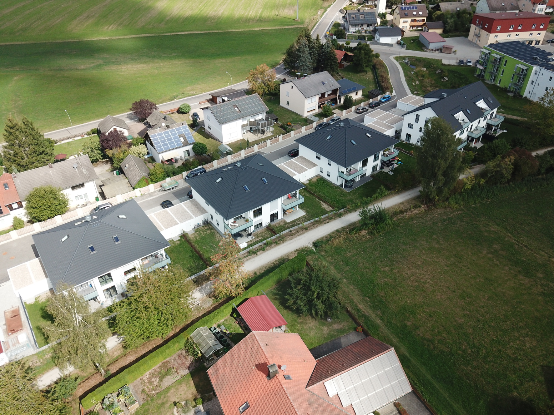 Im Naturpark Vorderer Bayerischer Wald und zentral in der mittleren Oberpfalz liegen die vier Mehrfamilienhäuser im Ortsteil Roßbach der Gemeinde Wald. Copyright: Georg Ehrenreich GmbH, Teublitz.