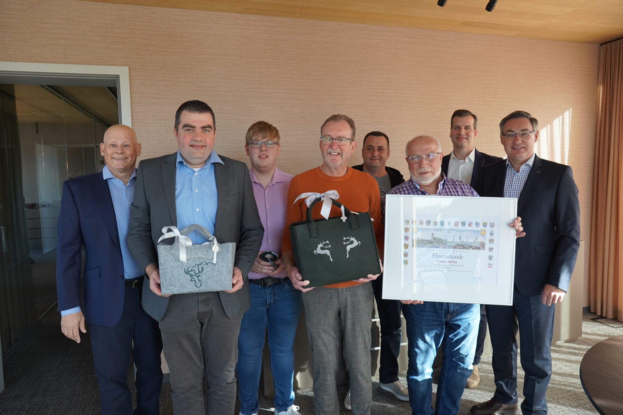 Bildunterschrift (v.l.n.r.): Otto Heinz, Thomas Buchner, Lukas König, Heinz Bauer, Shpetim Ljatifi, Hasan Hirka, Josef Heinz, Eduard Heinz. Bild: Heinz Gruppe