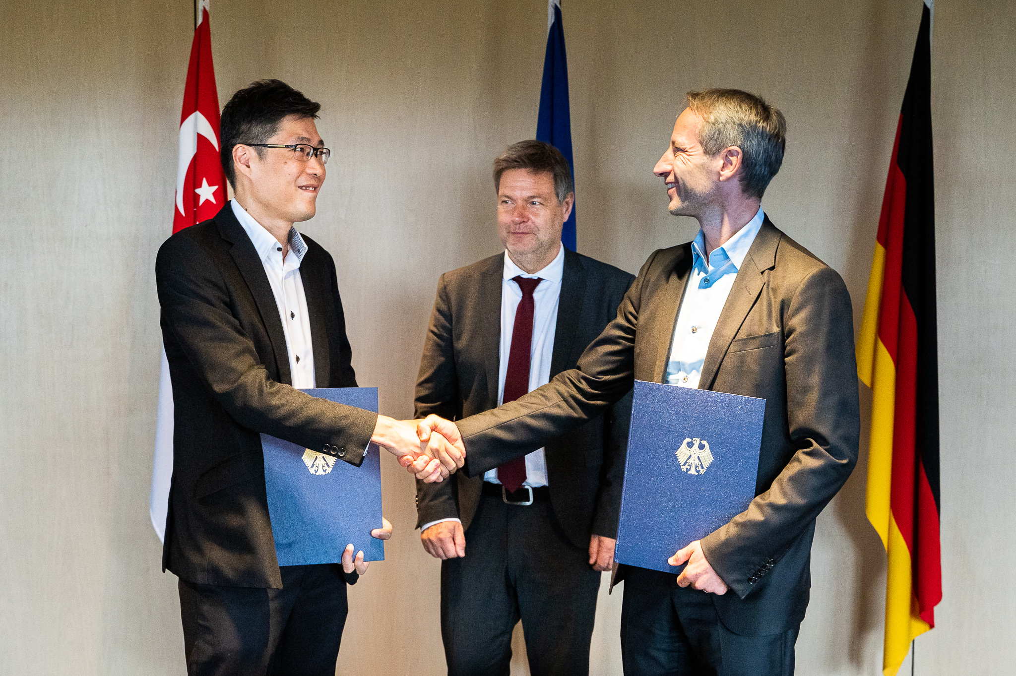 Um das Kunststoffrecycling zu verbessern, will die ALBA Group Asia innerhalb der nächsten 5 Jahre über 50 Millionen US-Dollar investieren. Im Beisein von Bundeswirtschaftsminister Dr. Robert Habeck unterzeichneten Dr. Axel Schweitzer und Desmond TAN, COO von Wah & Hua eine Vereinbarung dazu. Bild: Alba Group Asia