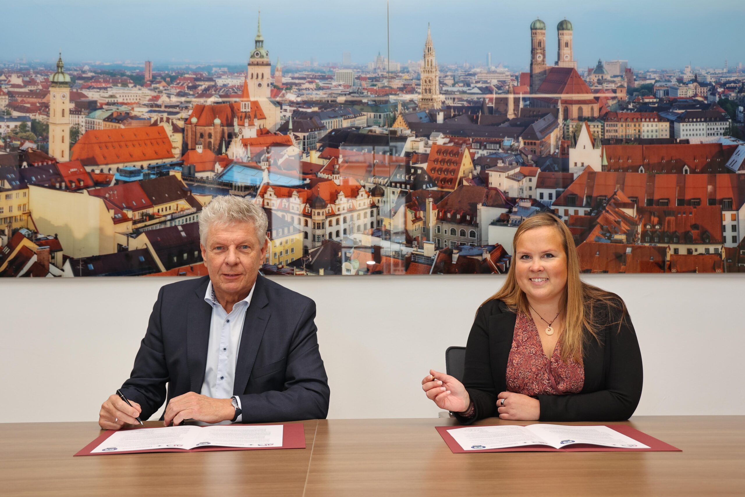 Münchens Oberbürgermeister Dieter Reiter und Kaisa Karjalainen von Zero Waste Europe unterzeichneten am Mittwoch den offiziellen Antrag der Stadt München, Zero Waste Certified City zu werden. Copyright: Michael Nagy/Presseamt München