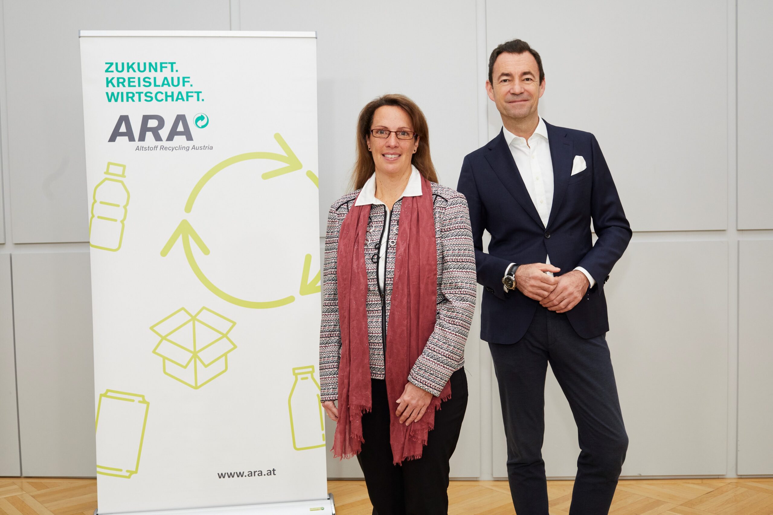 Ursula Swoboda, Managing Director GfK Austria, und Dr. Harald Hauke, ARA-Vorstandssprecher präsentieren die Ergebnisse des Kreislaufwirtschaftsbarometers. Bild: ARA AG/APA-Fotoservice/Tesarek