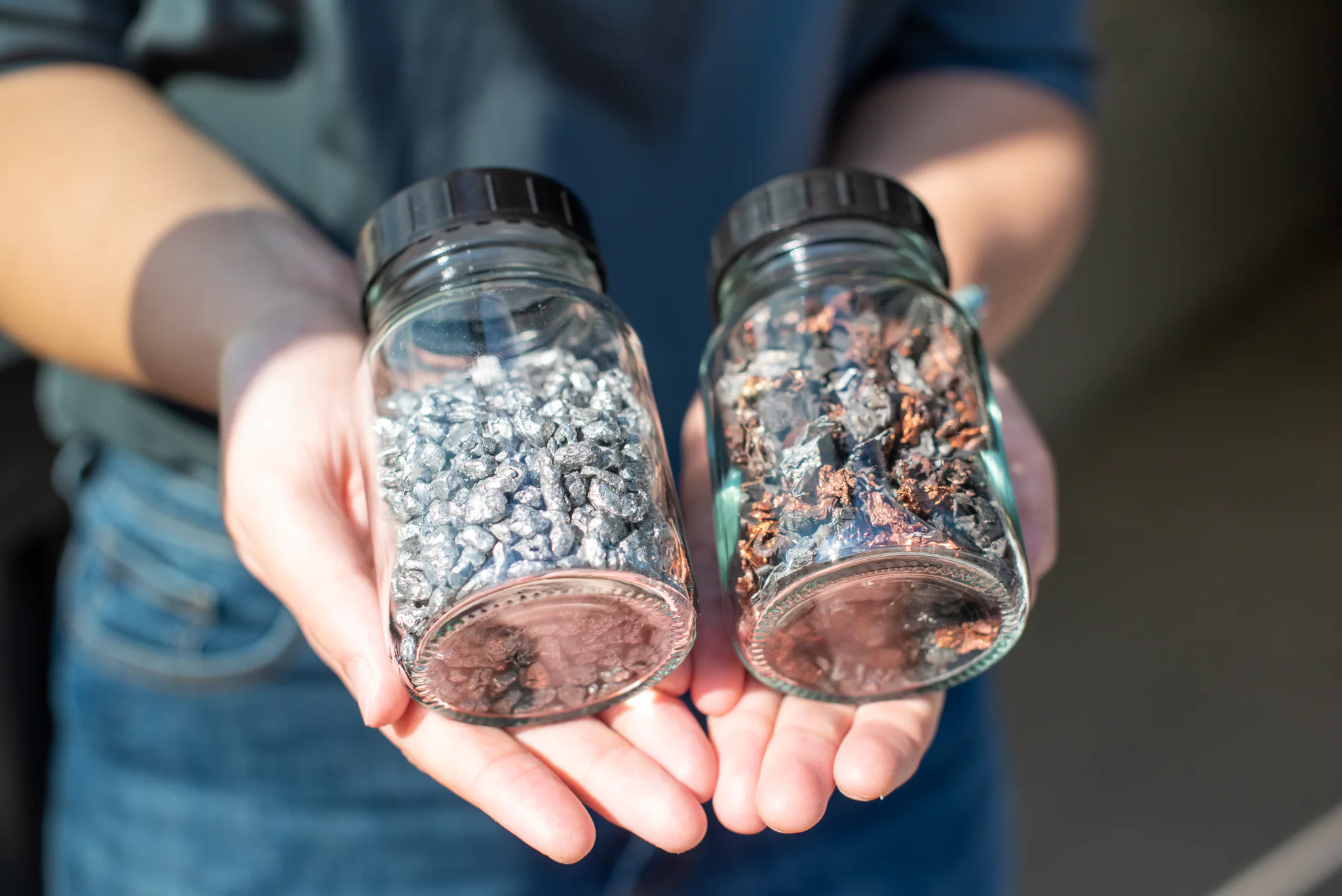 Derzeit forscht Merle Zorn dazu, wie in Batterien verbautes Kupfer und Aluminium sortenrein wiedergewonnen werden kann. Im Bild: Je nach Recyclingmethode liegen die Metalle in unterschiedlichen Formen und Mischanteilen vor. Copyright: FH Münster/Michelle Liedtke