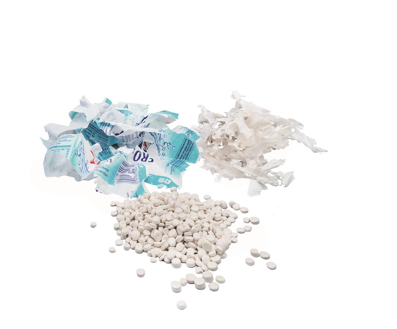 Stark bedruckte Folie (links im Bild) ist nach dem Deinking-Prozess farblos (rechts im Bild) und lässt sich so im Recyclingextruder zu hochwertigem Regranulat (unten im Bild) verarbeiten. Copyright: Erema