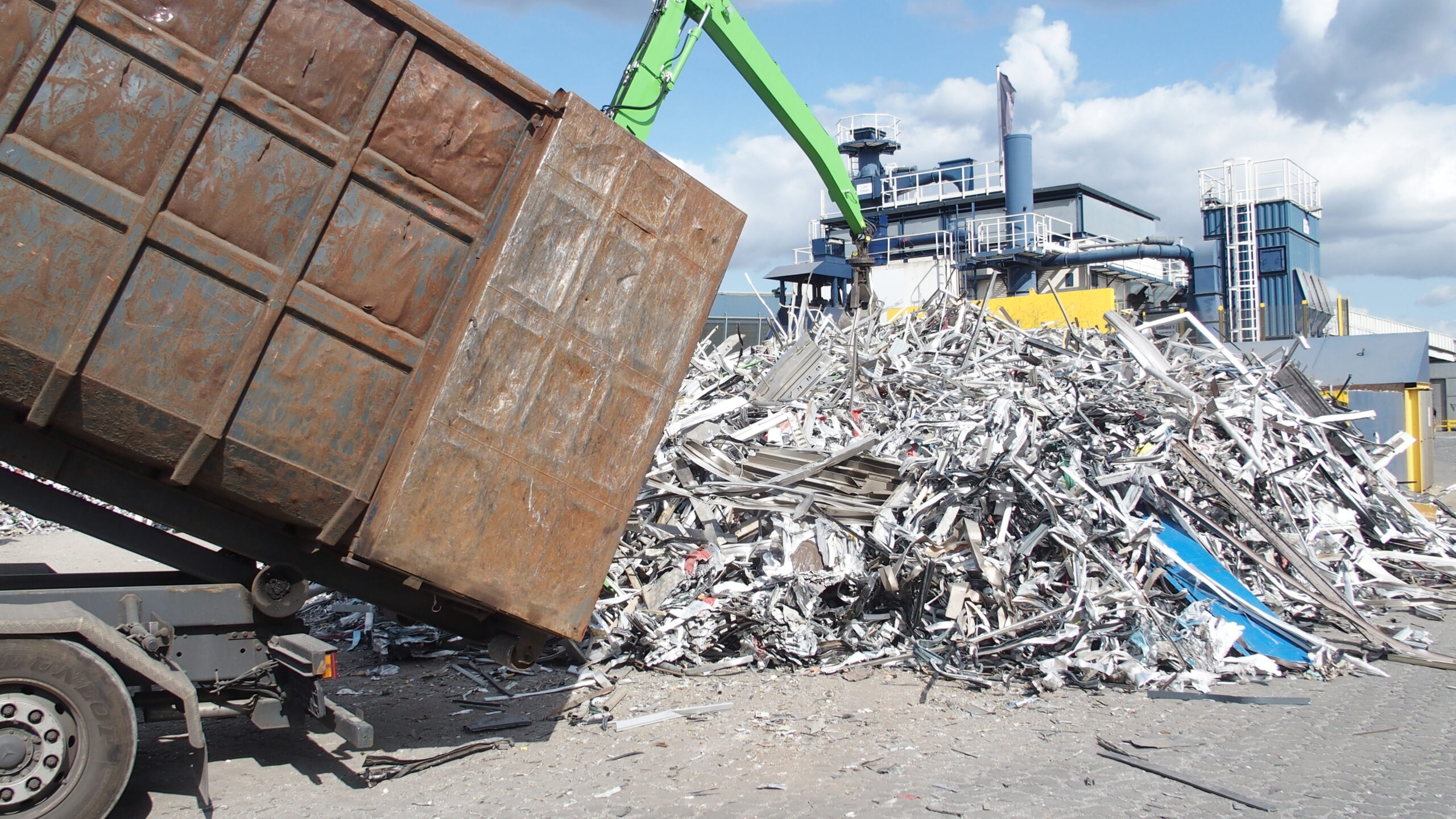 2021 wurden insgesamt 76.183 Tonnen Aluminiumschrotte aus dem Baubereich dem geschlossenen Wertstoffkreislauf des A|U|F e.V. zugeführt und wieder zu Profilen und Blechen für Fenster, Türen und Fassaden recycelt. Copyright: A|U|F