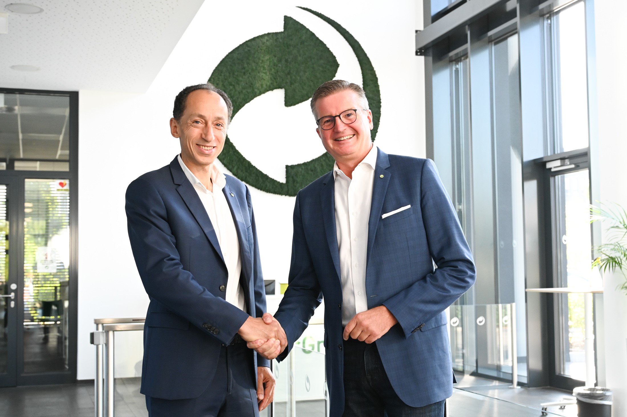 Michael Wiener (r.) übergibt die Leitung der Duales System Holding an Laurent Auguste. Copyright: Jan Knoff/Der Grüne Punkt