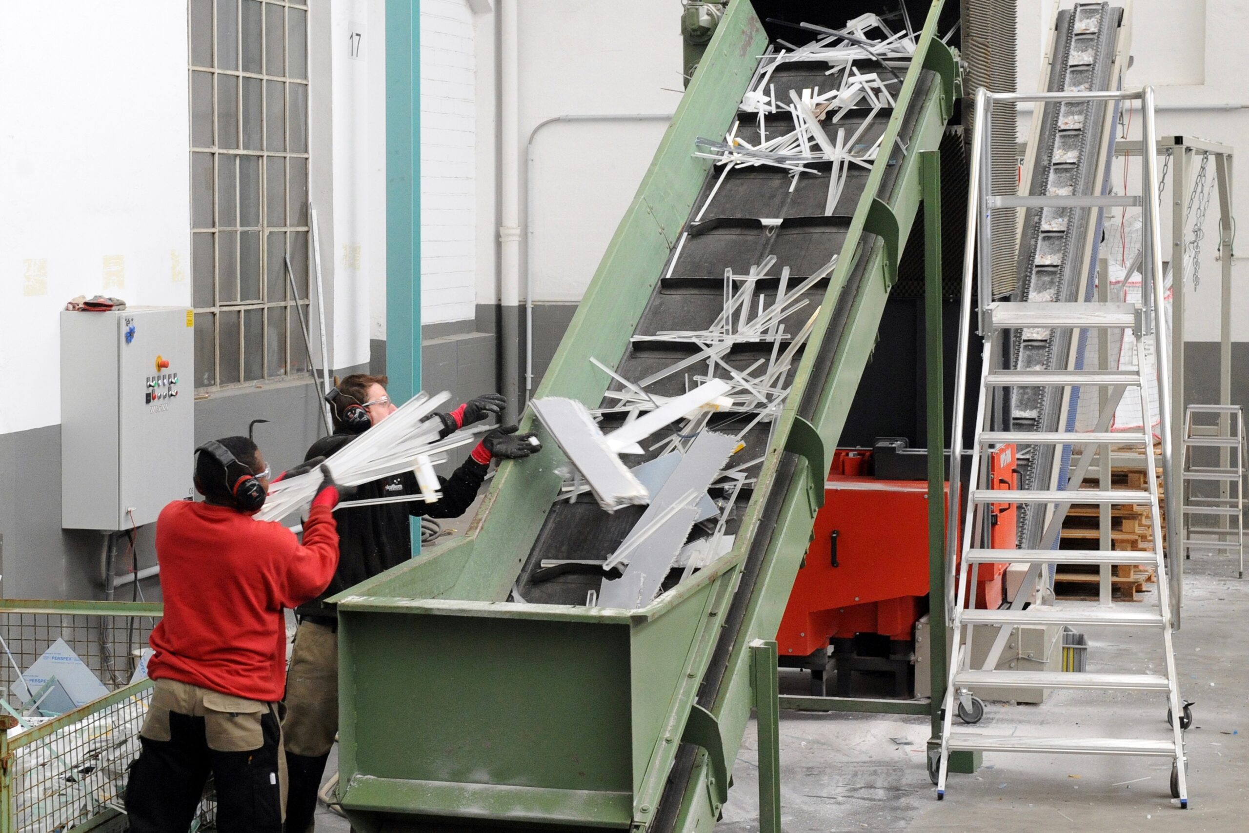 Ein wichtiger Schritt im Recycling ist die Zerkleinerung des Acrylglases in der Aufbereitungsanlage in Geisenheim Copyright: Pekutherm GmbH)