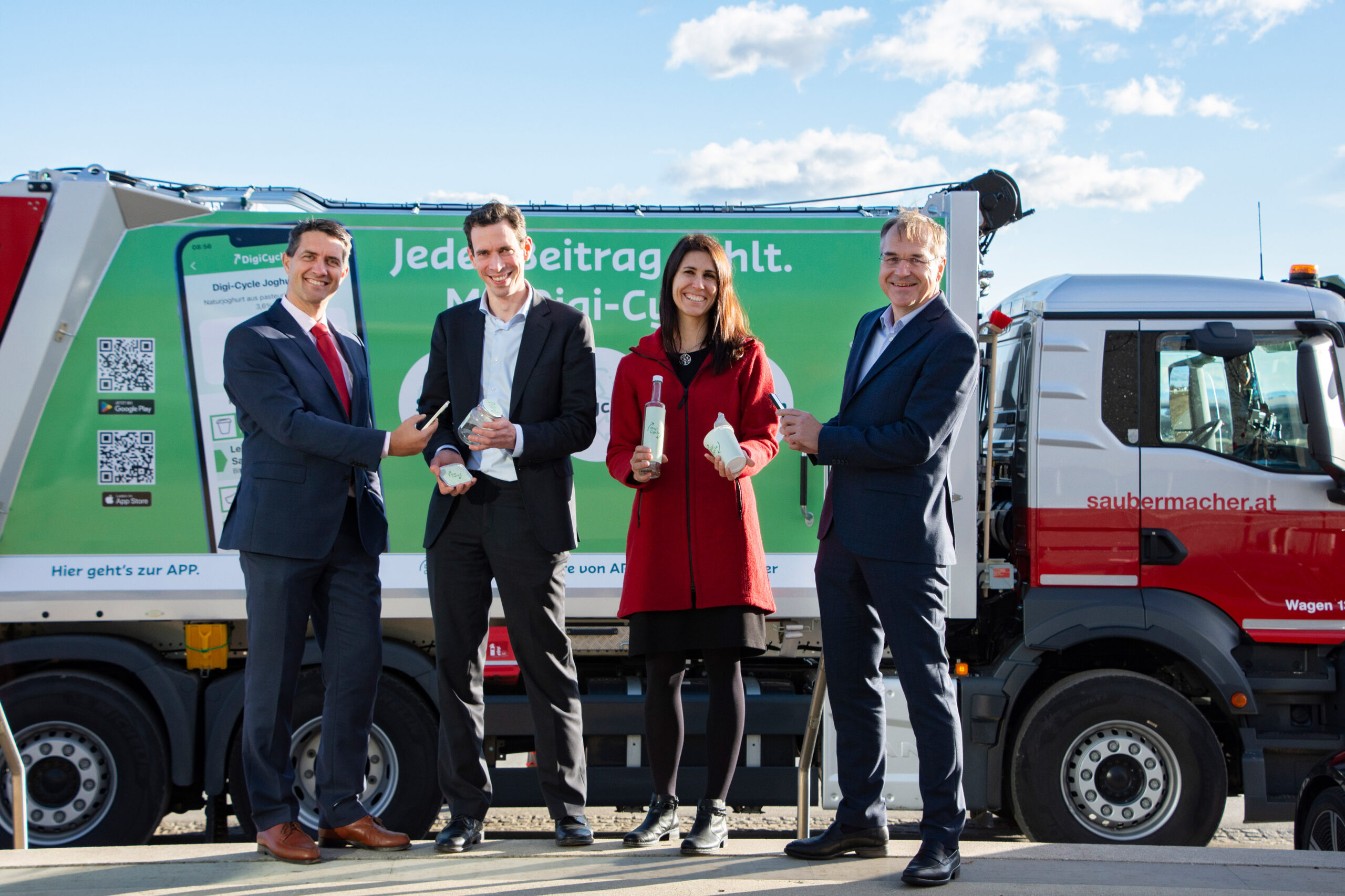Von links: Ralf Mittermayr (CEO Saubermacher), Felix Badura und Michaela Heigl (Geschäftsführung Digi-Cycle), Martin Prieler (Vorstand ARA) (Quelle: Saubermacher)
