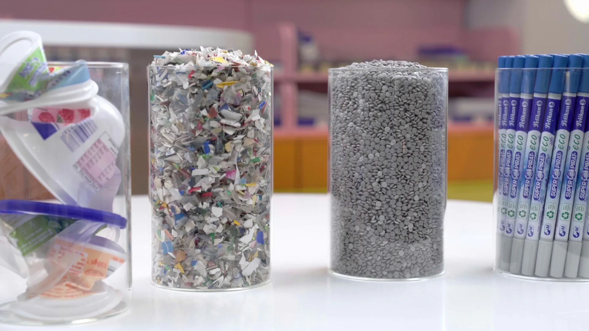 Aus im deutschen Gelben Sack gesammelten gebrauchten Verkaufsverpackungen entstehen zunächst saubere Schnipsel, die zu Systalen Regranulat verarbeitet werden. Der Pelikan Super Pirat eco besteht zu 70 Prozent daraus (v. l. n. r.) Copyright: Justin Babilon