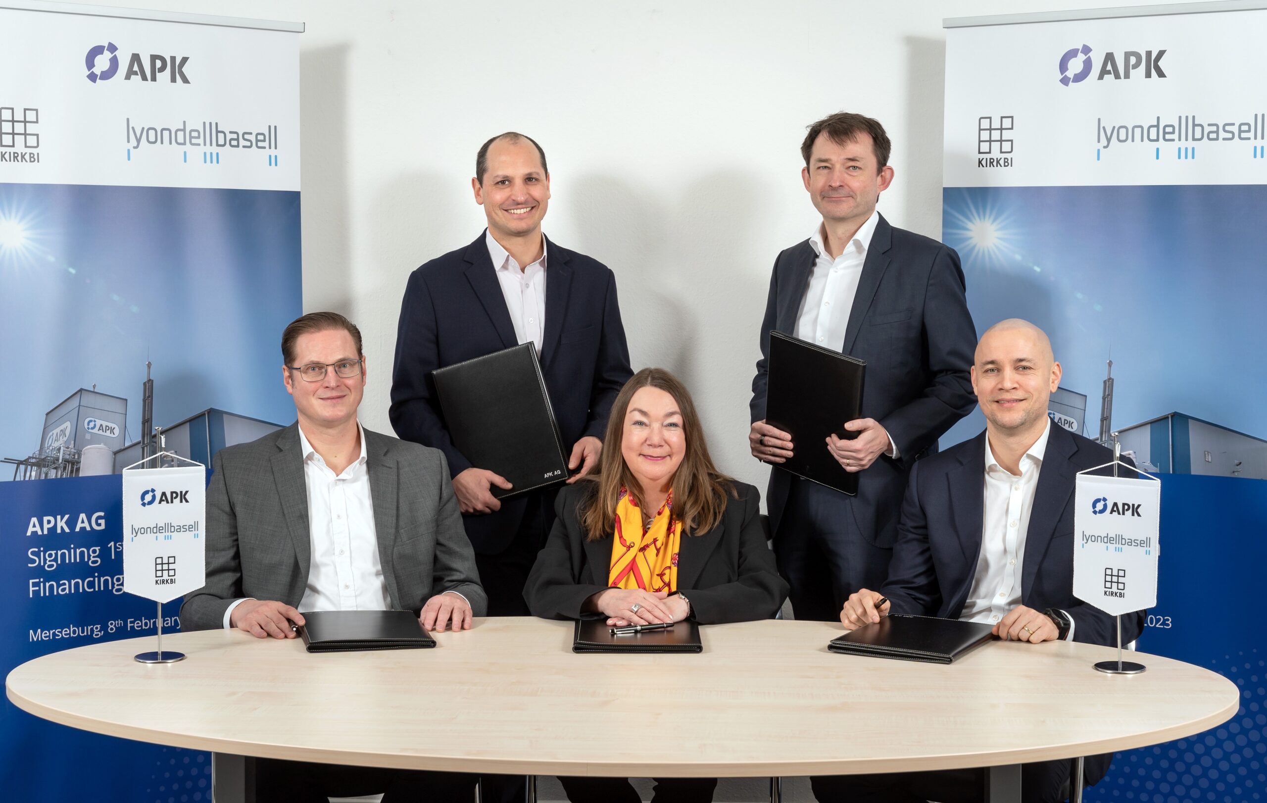 Unterzeichnung der Vereinbarung über die Investition in APK (von links nach rechts): Matthijs Beijk (LyondellBasell), Dr. Robert Marx (APK), Susanne Küppers (APK), Dr. Søren Hein (APK), Mikkel Mücke (KIRKBI). Copyright: APK AG/Tom Schulze
