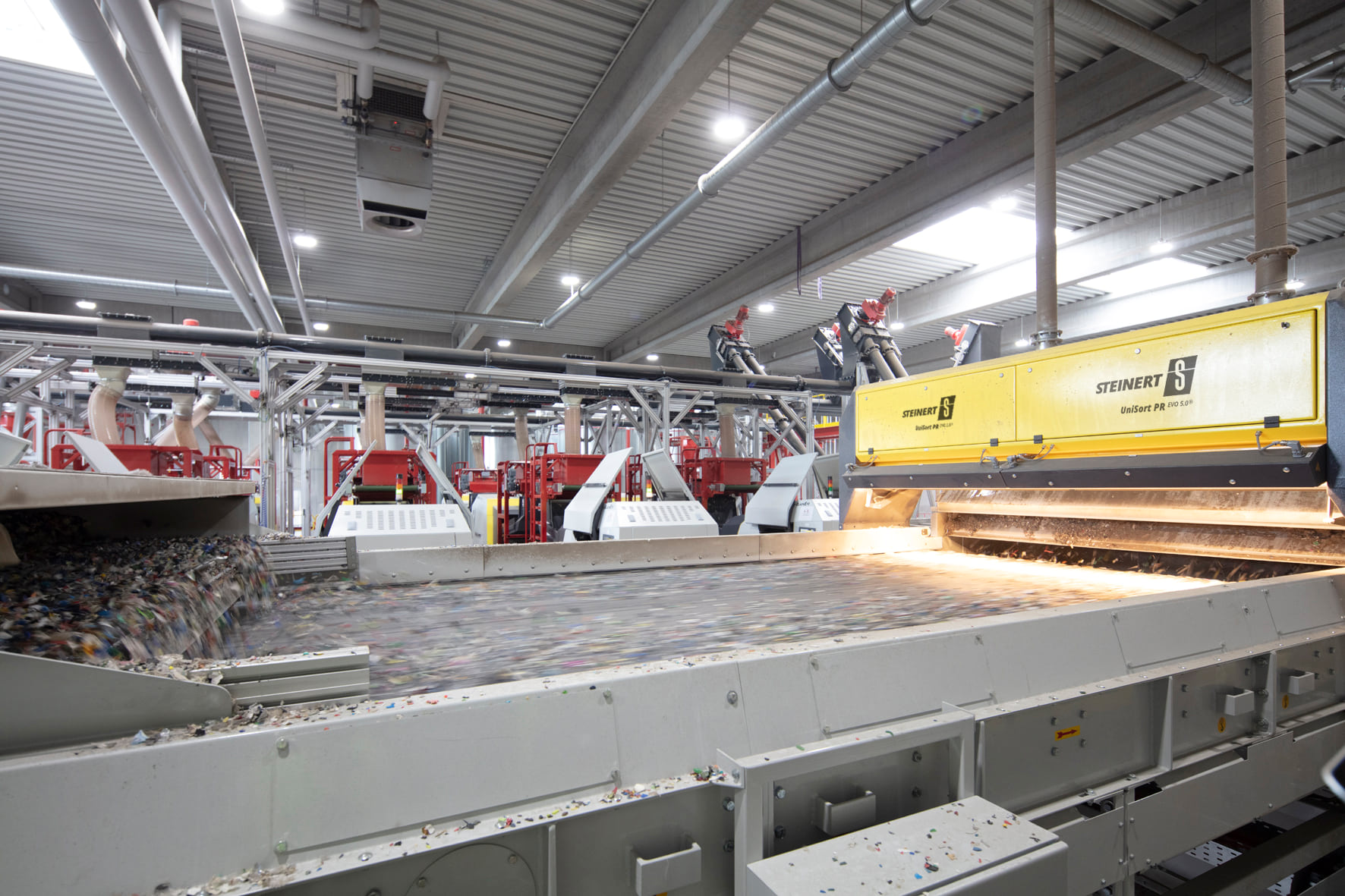 Bei Graf werden Kunststoffflakes zu recyceltem Granulat in Primaerrohstoffqualitae. Copyright: Steinert